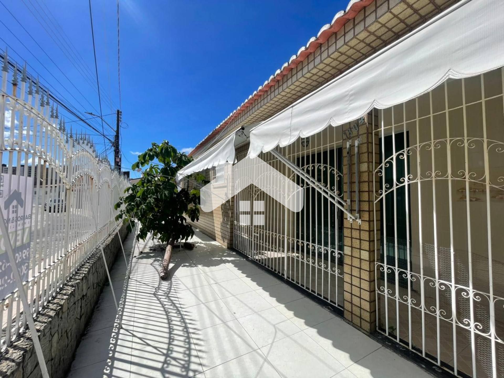 Casa Para Vender com 4 quartos 1 suítes no bairro Grageru em Aracaju