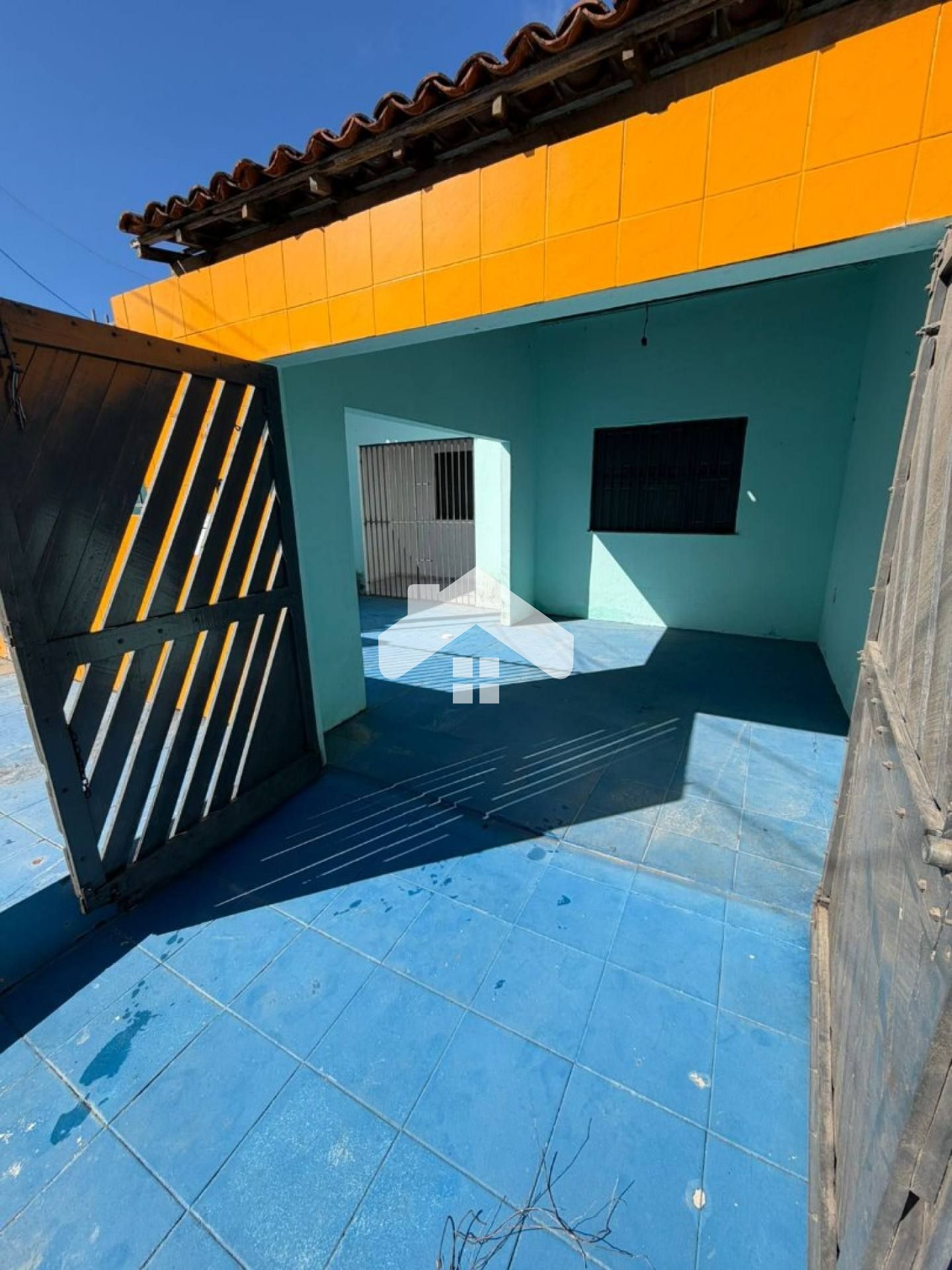 Casa com 2/4, 1 banheiro, quintal, 1 vaga - Marivan