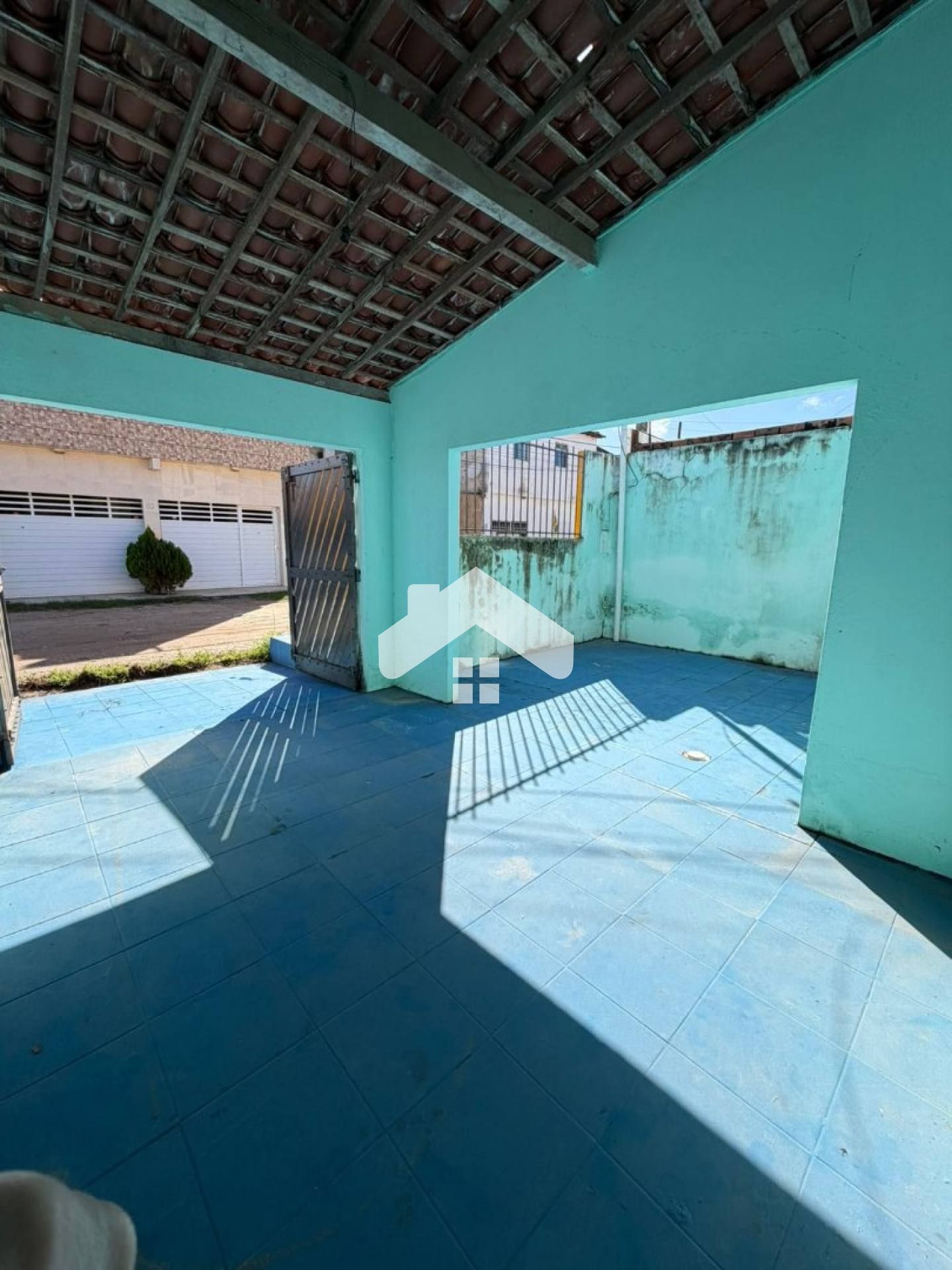 Casa com 2/4, 1 banheiro, quintal, 1 vaga - Marivan