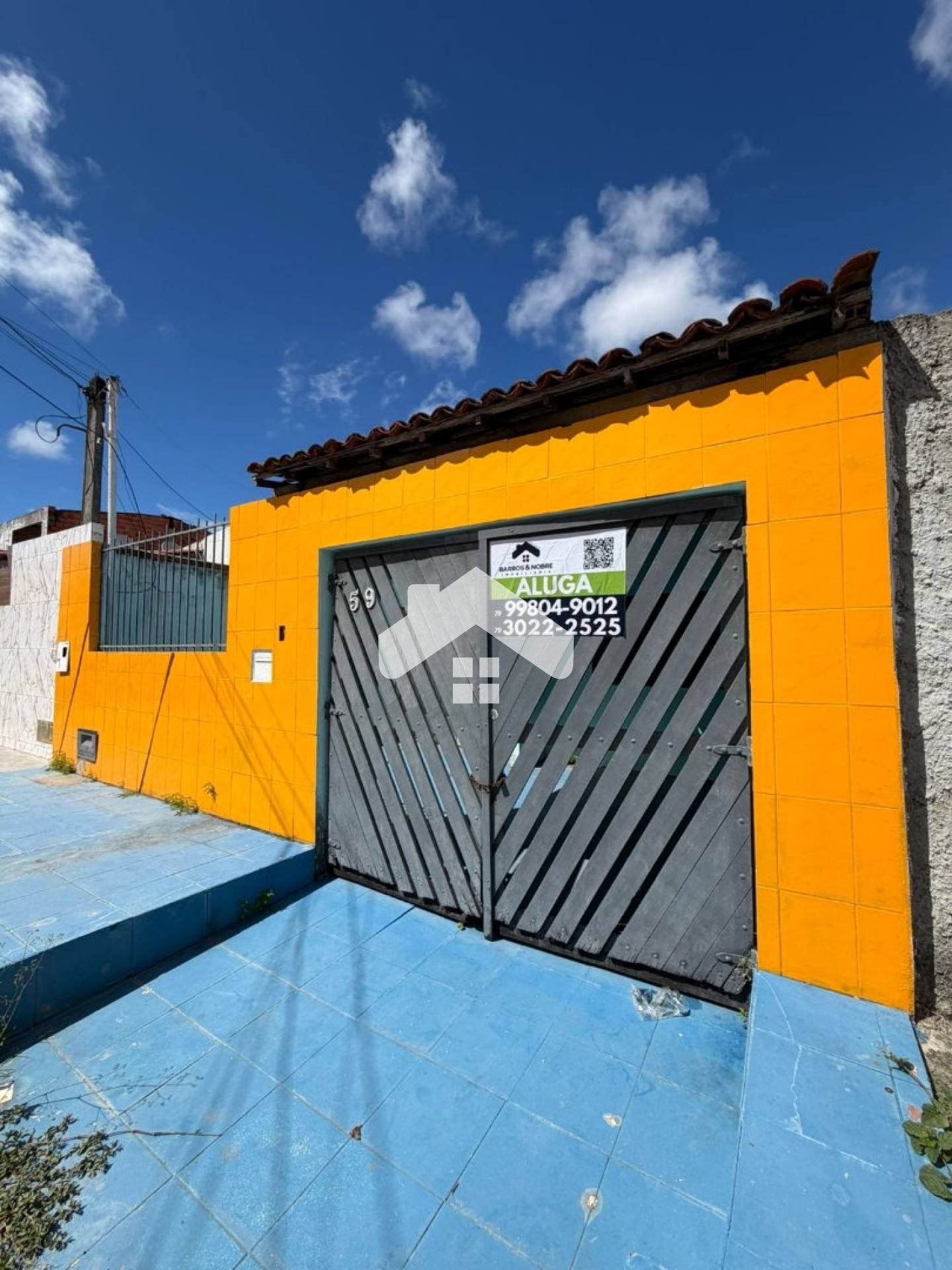 Casa com 2/4, 1 banheiro, quintal, 1 vaga - Marivan