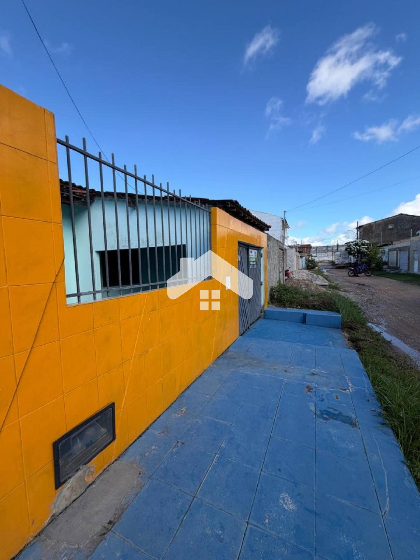 Casa com 2/4, 1 banheiro, quintal, 1 vaga - Marivan