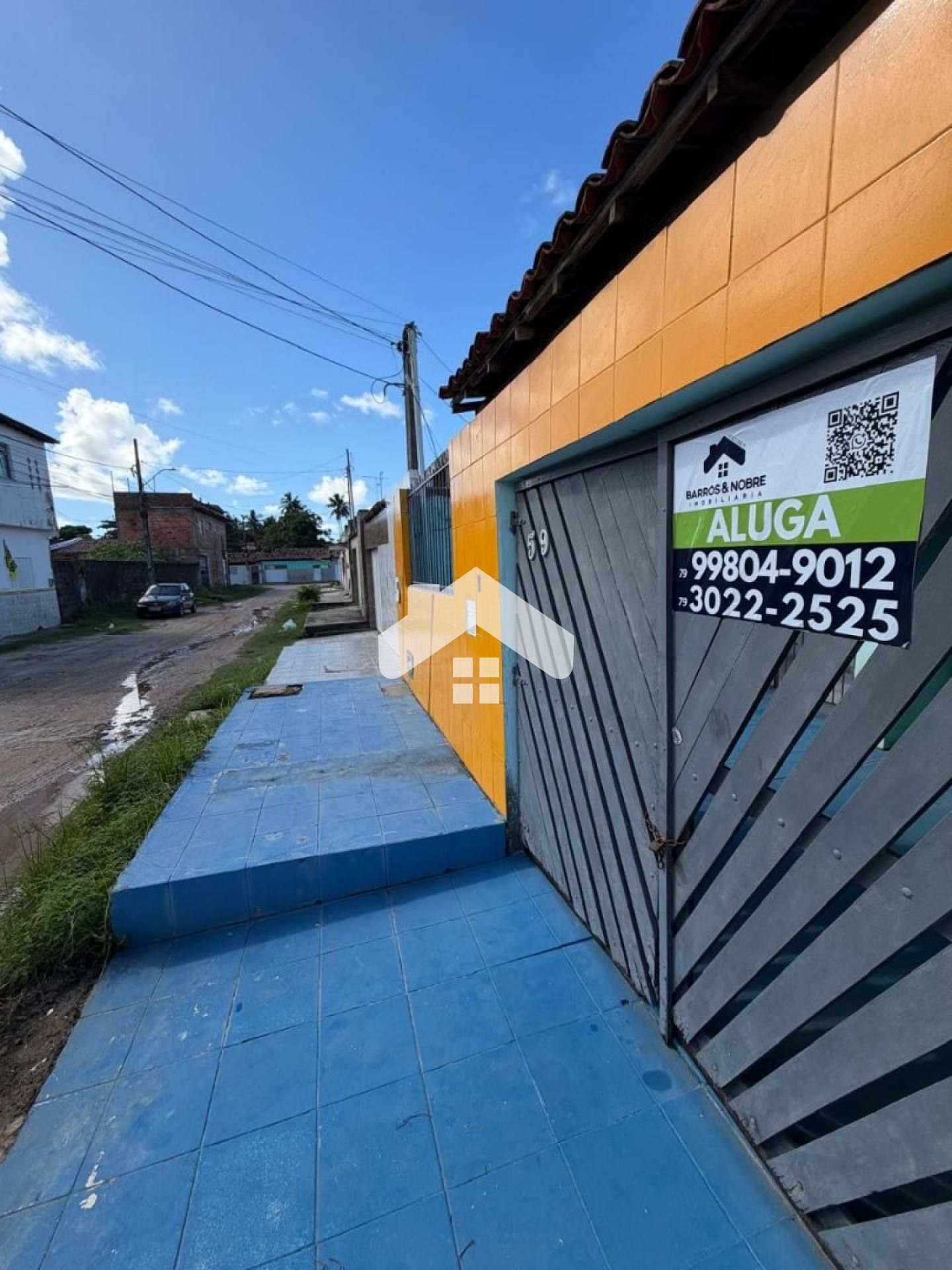 Casa com 2/4, 1 banheiro, quintal, 1 vaga - Marivan