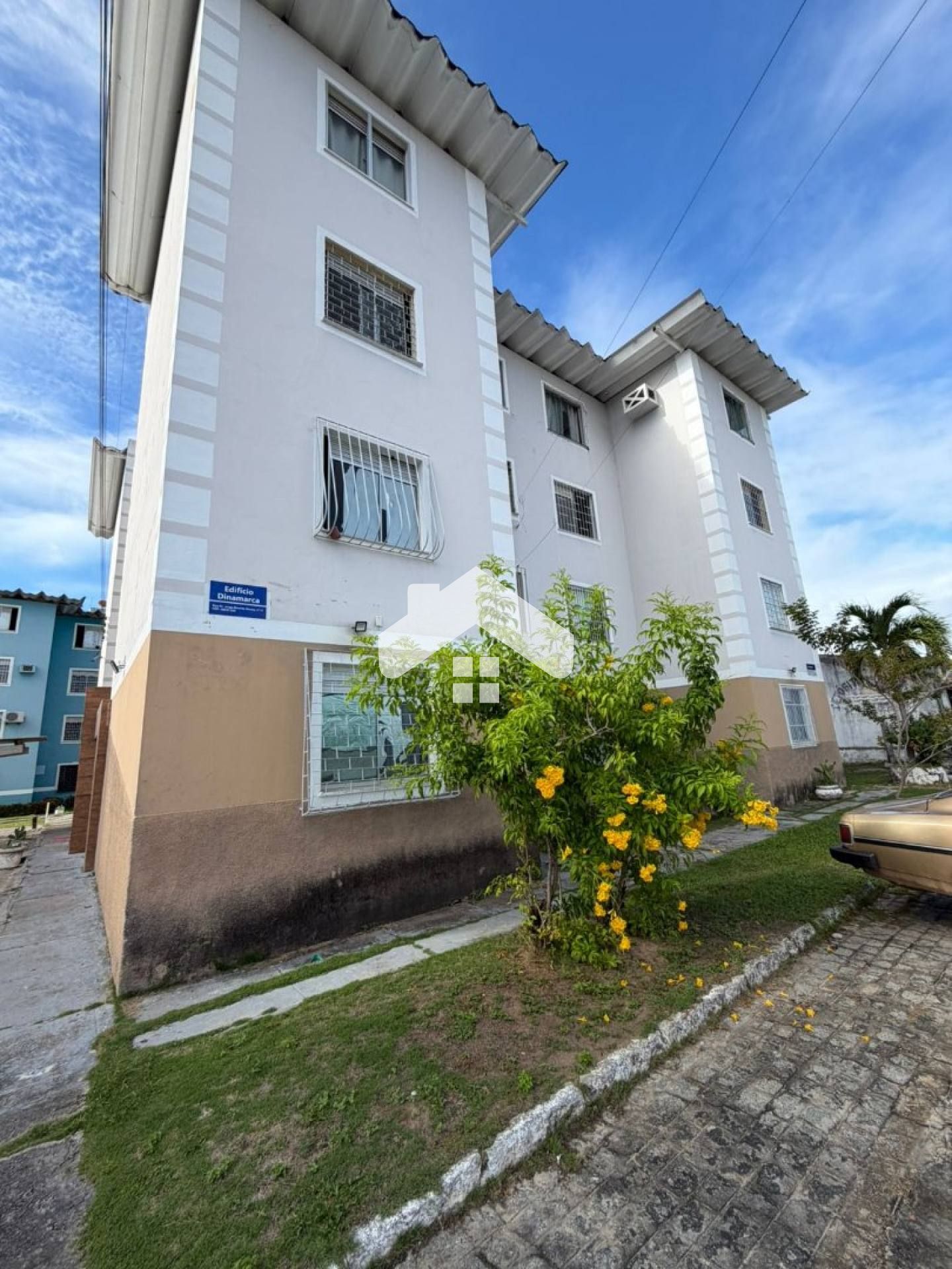 Apartamento no Ed. Dinamarca, 2/4, 1 banheiro (Condomínio incluso) - Aeroporto