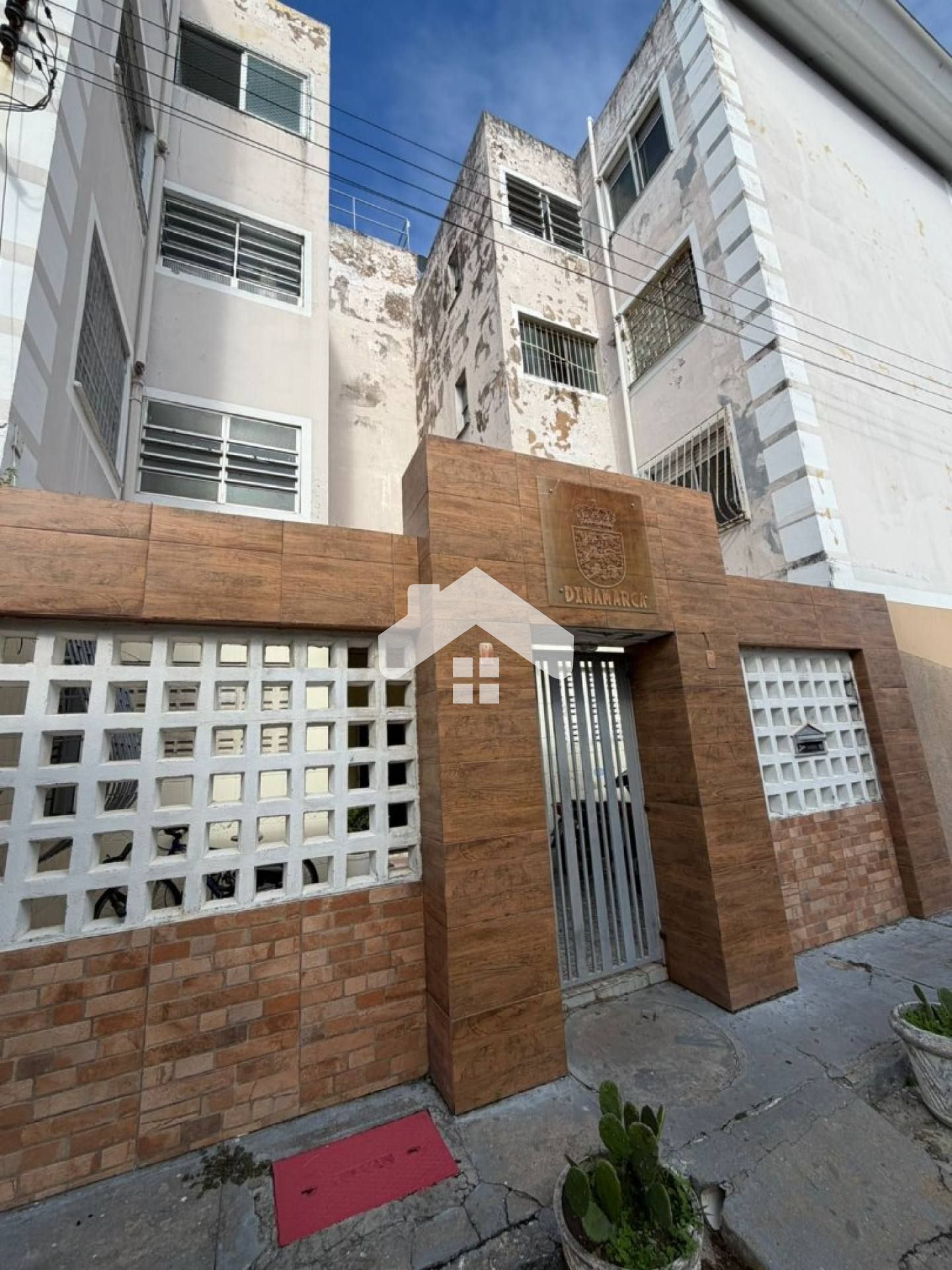 Apartamento no Ed. Dinamarca, 2/4, 1 banheiro (Condomínio incluso) - Aeroporto