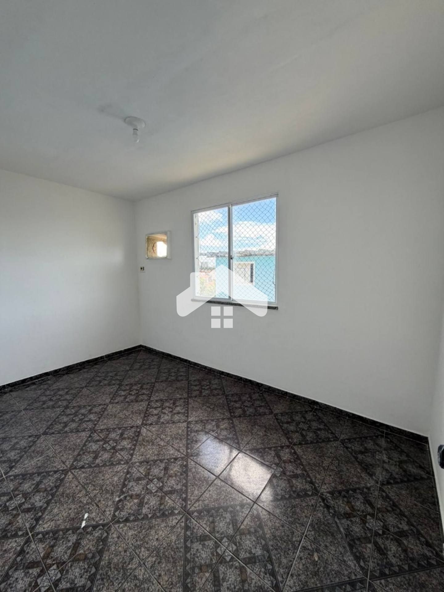 Apartamento no Ed. Dinamarca, 2/4, 1 banheiro (Condomínio incluso) - Aeroporto