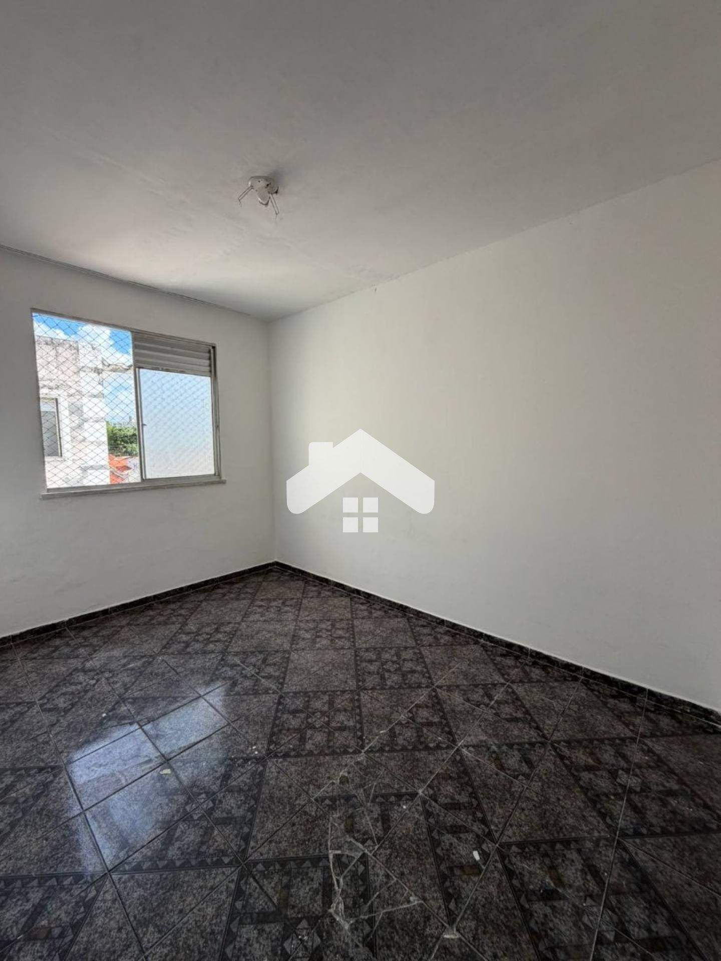 Apartamento no Ed. Dinamarca, 2/4, 1 banheiro (Condomínio incluso) - Aeroporto