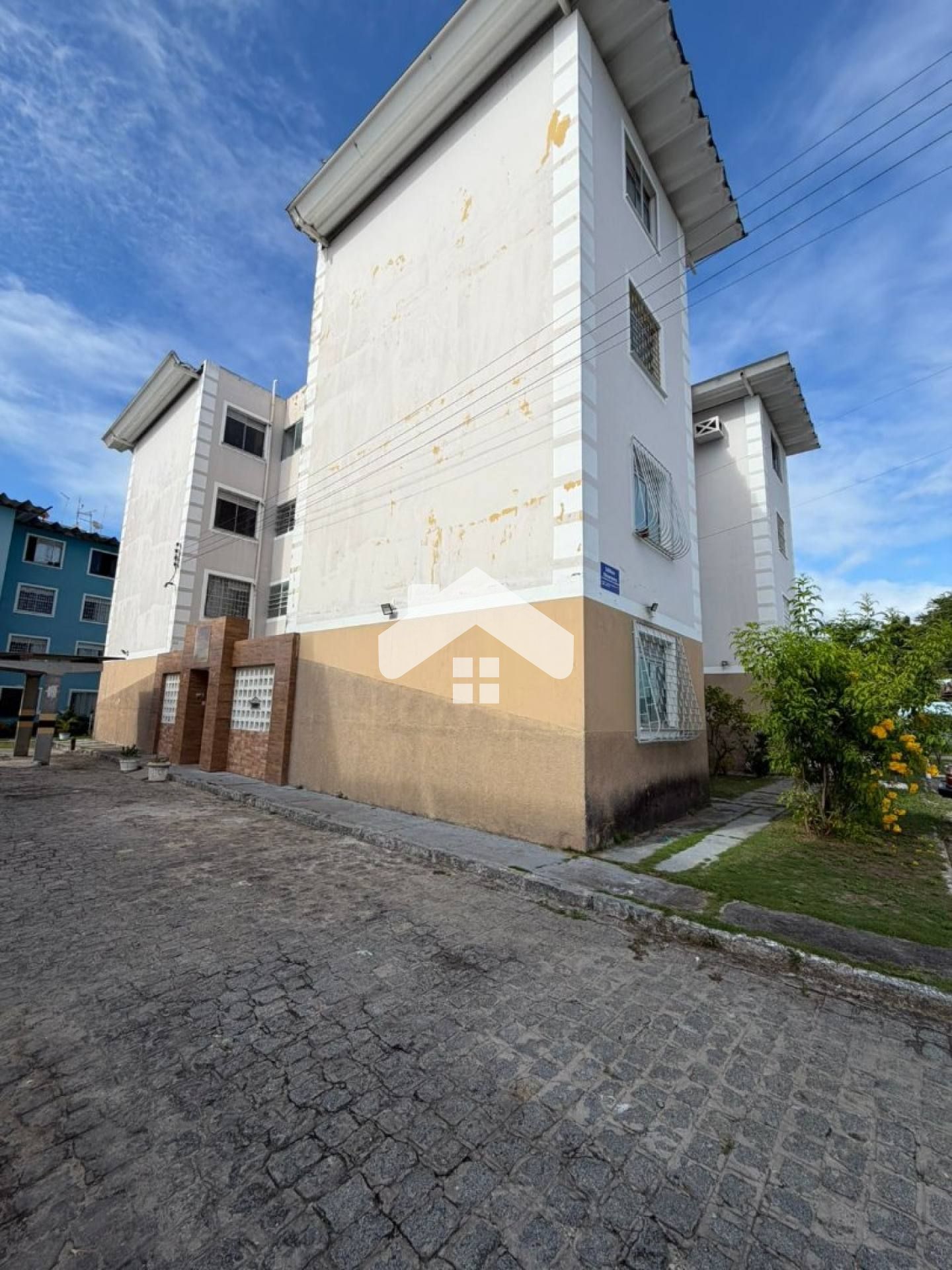 Apartamento no Ed. Dinamarca, 2/4, 1 banheiro (Condomínio incluso) - Aeroporto