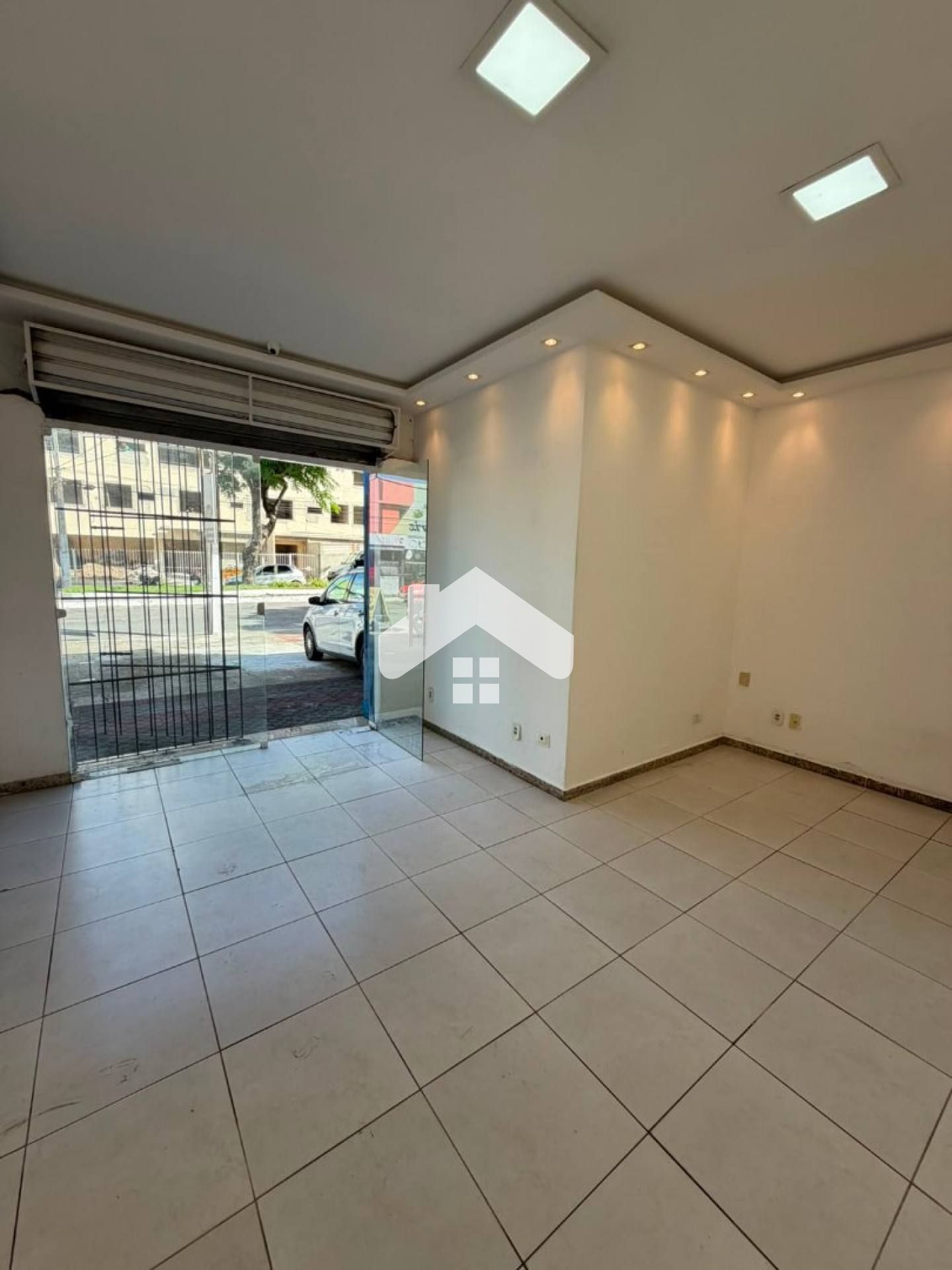 Sala comercial, 1 banheiro, vagas frontais - Suíssa