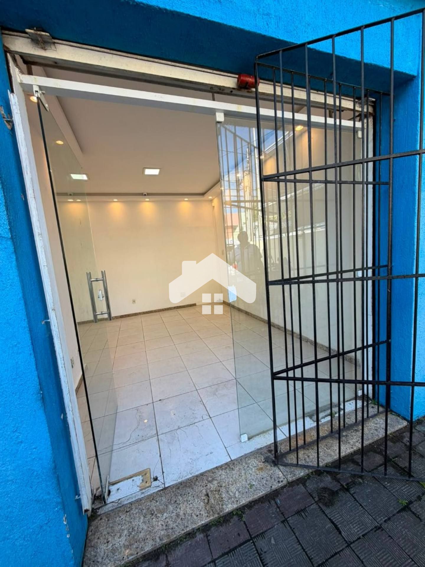 Sala comercial, 1 banheiro, vagas frontais - Suíssa