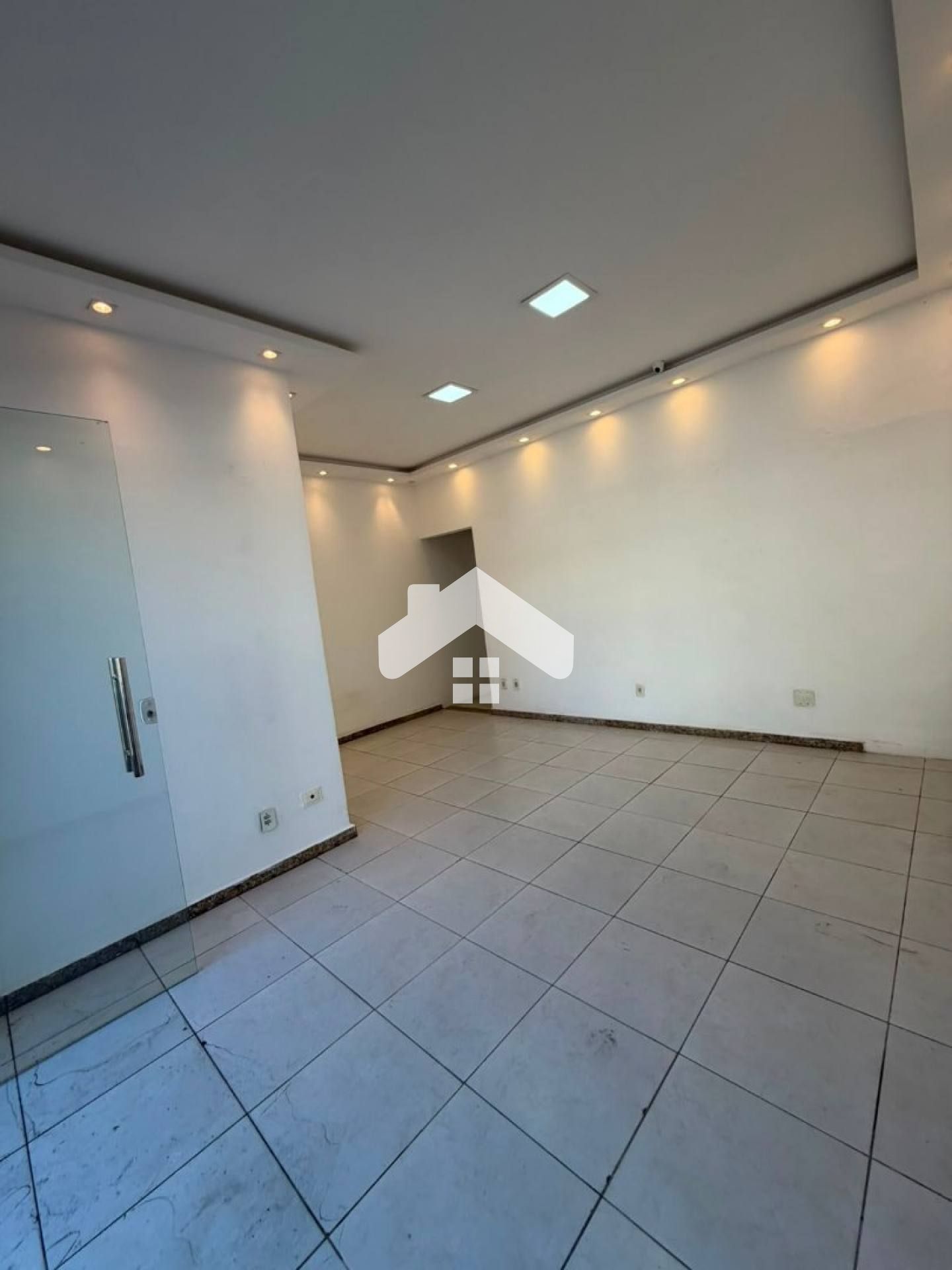 Sala comercial, 1 banheiro, vagas frontais - Suíssa