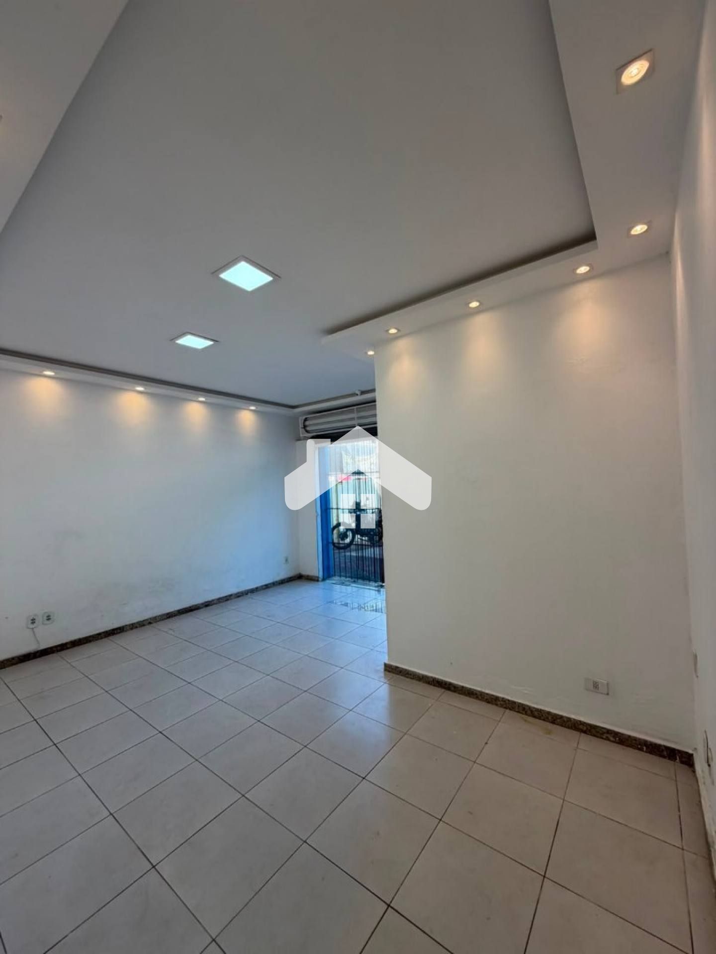 Sala comercial, 1 banheiro, vagas frontais - Suíssa
