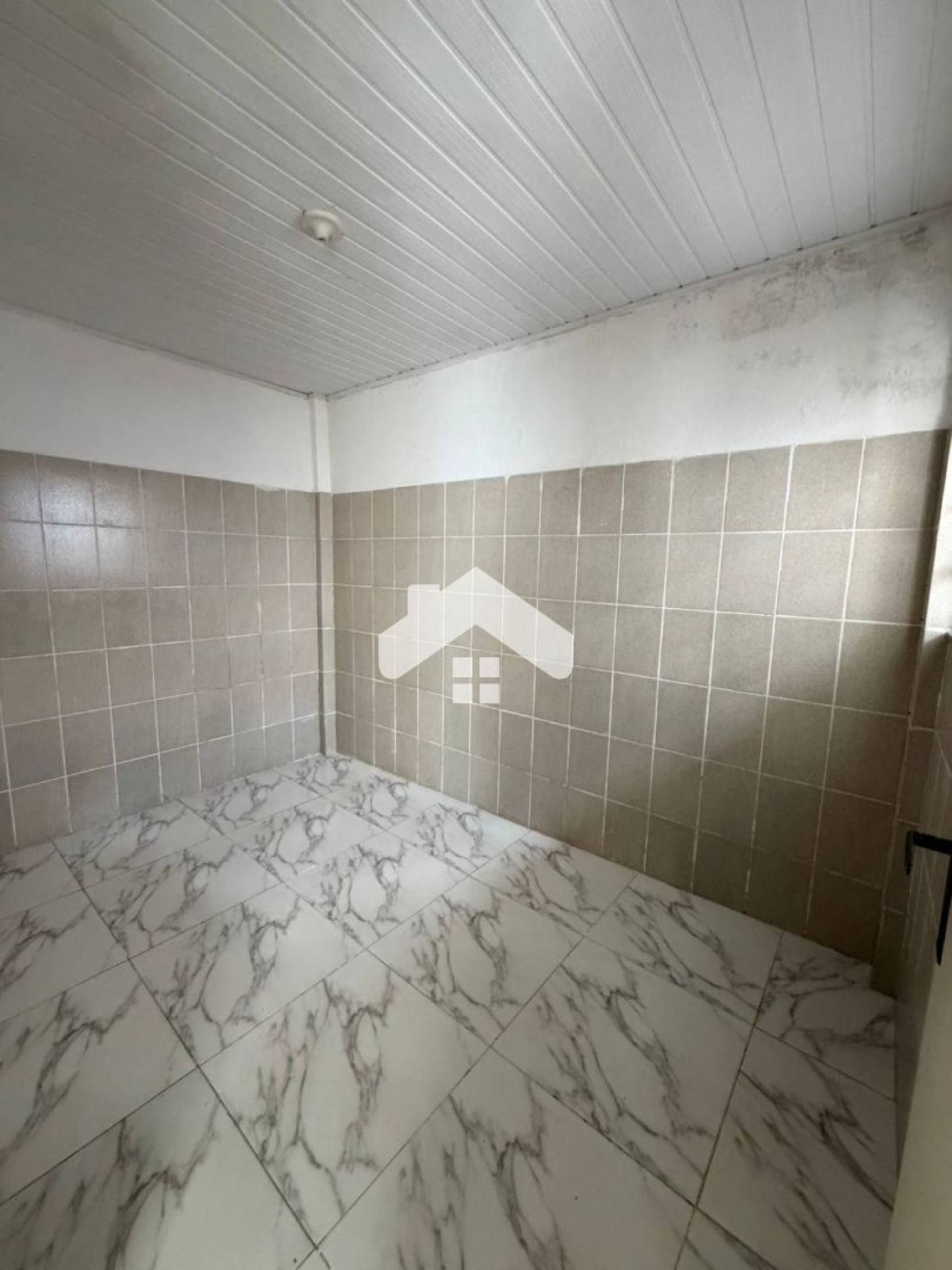 Casa de vila com 2/4, 1 banheiro, área de serviço - Getúlio Vargas