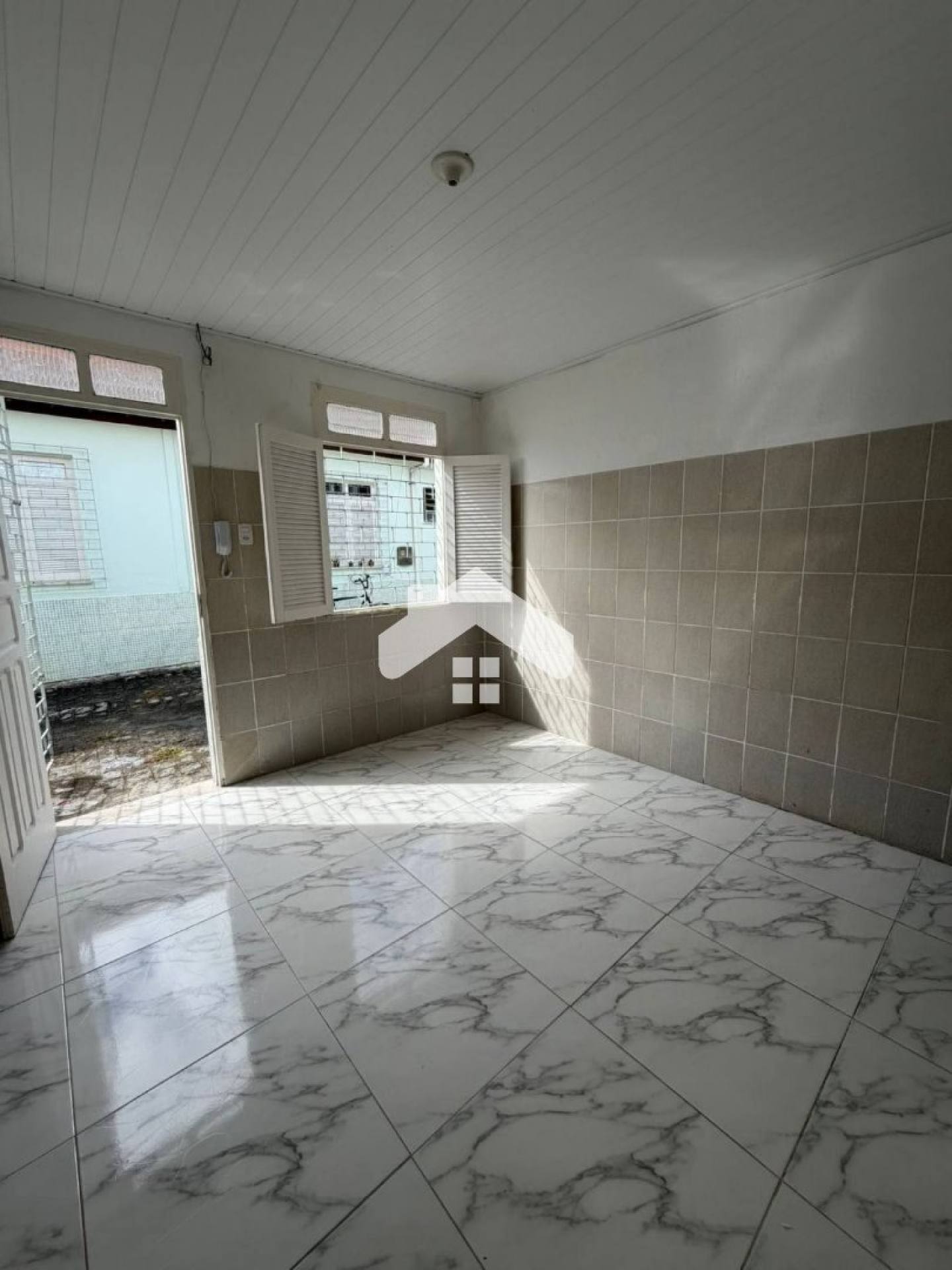 Casa de vila com 2/4, 1 banheiro, área de serviço - Getúlio Vargas