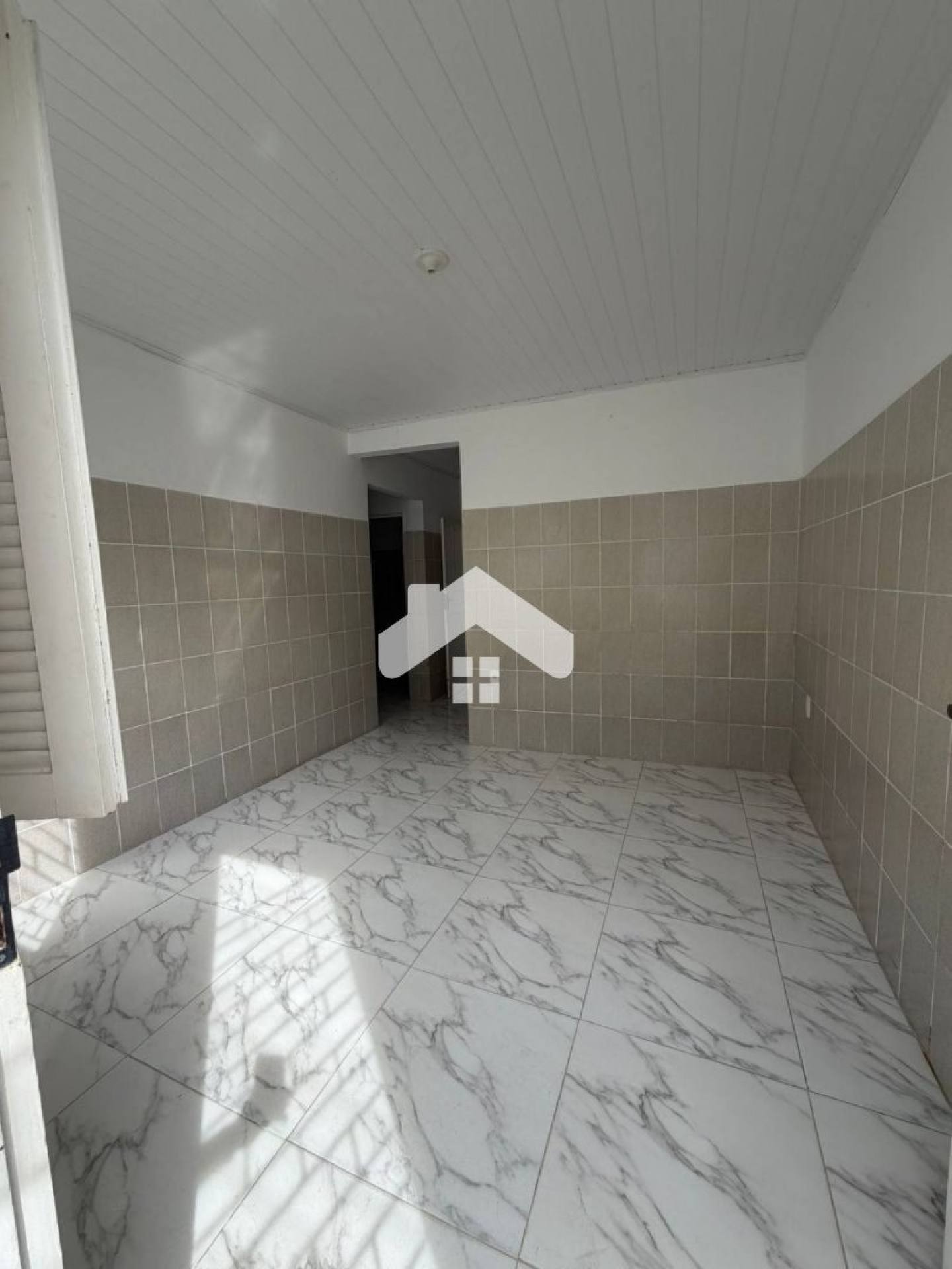 Casa de vila com 2/4, 1 banheiro, área de serviço - Getúlio Vargas
