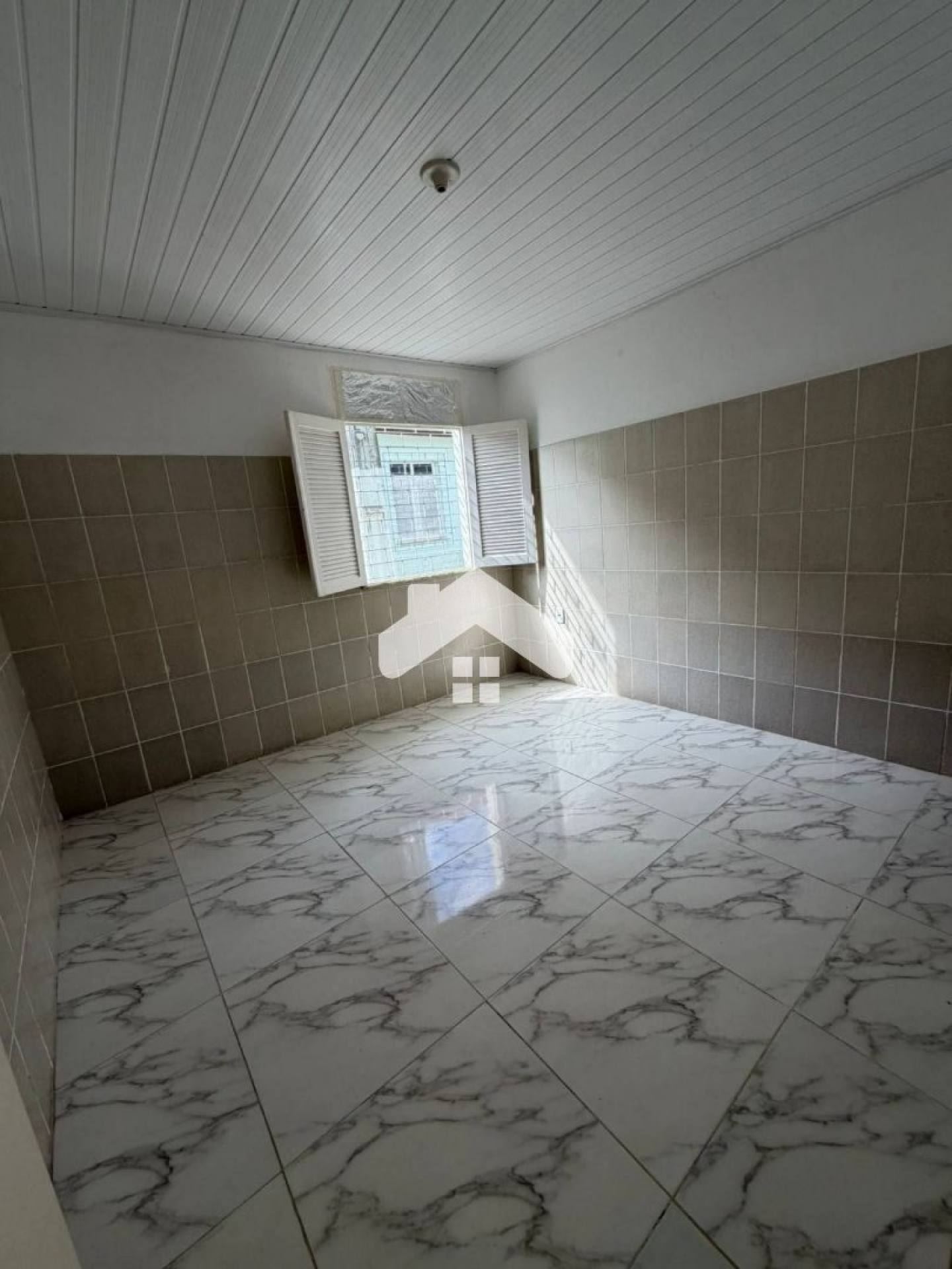 Casa de vila com 2/4, 1 banheiro, área de serviço - Getúlio Vargas