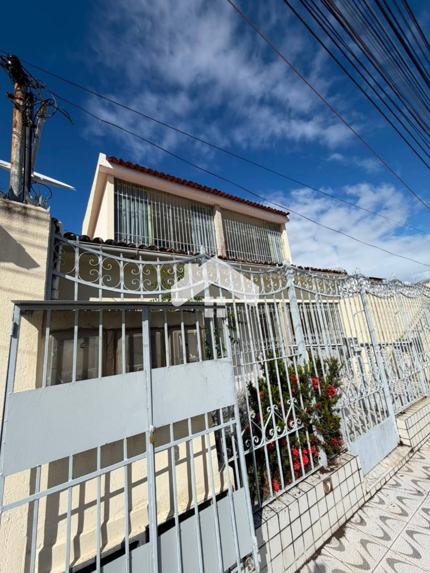 Casa com 4/4, 2 suítes, 2 vagas - Suíssa