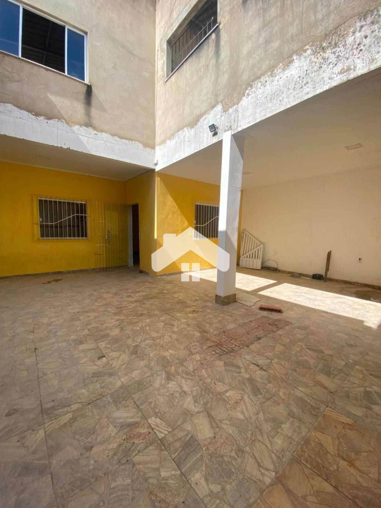 Casa com 2/4, 2 vagas no Bairro Albano Franco