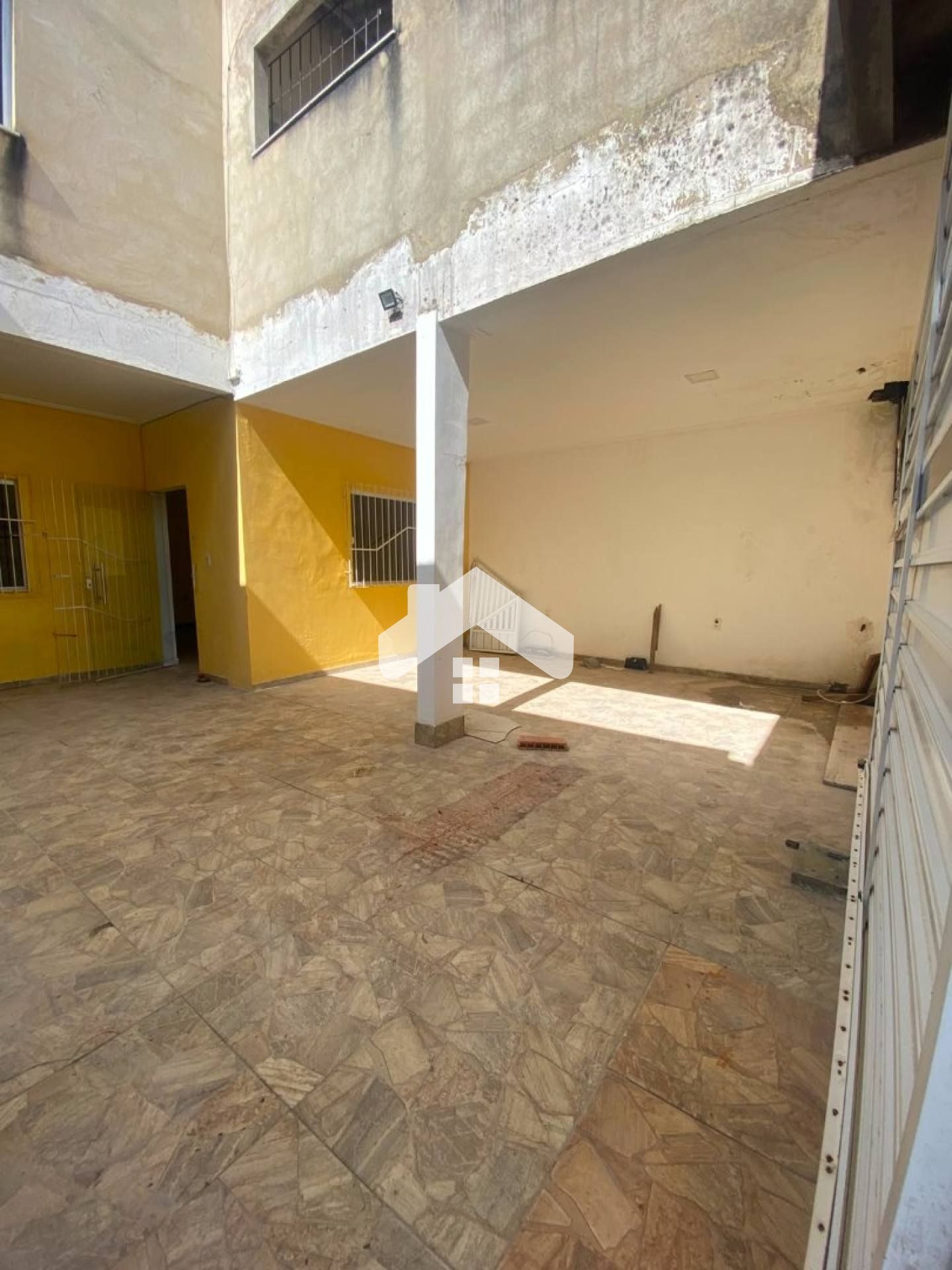 Casa com 2/4, 2 vagas no Bairro Albano Franco