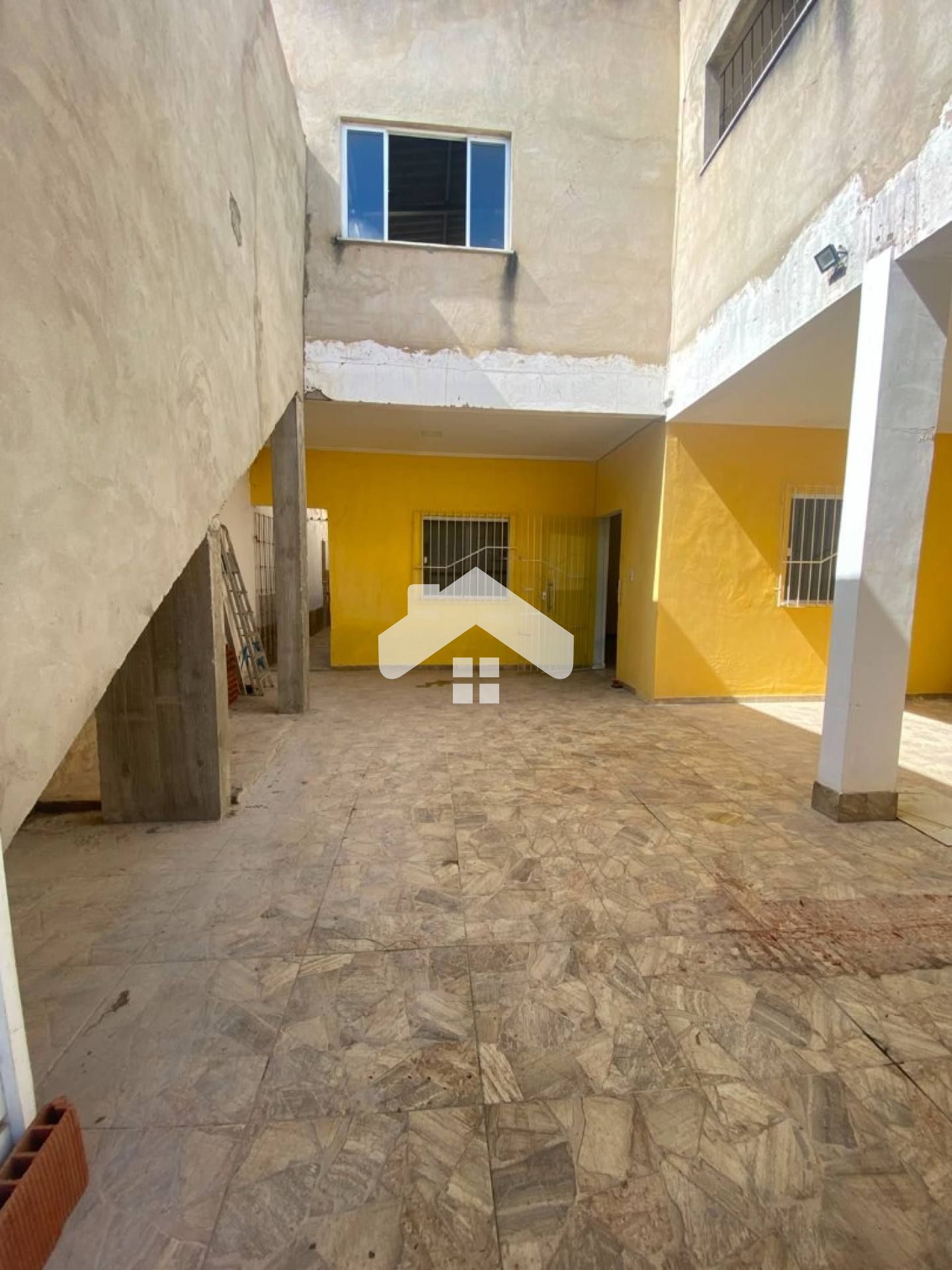 Casa com 2/4, 2 vagas no Bairro Albano Franco