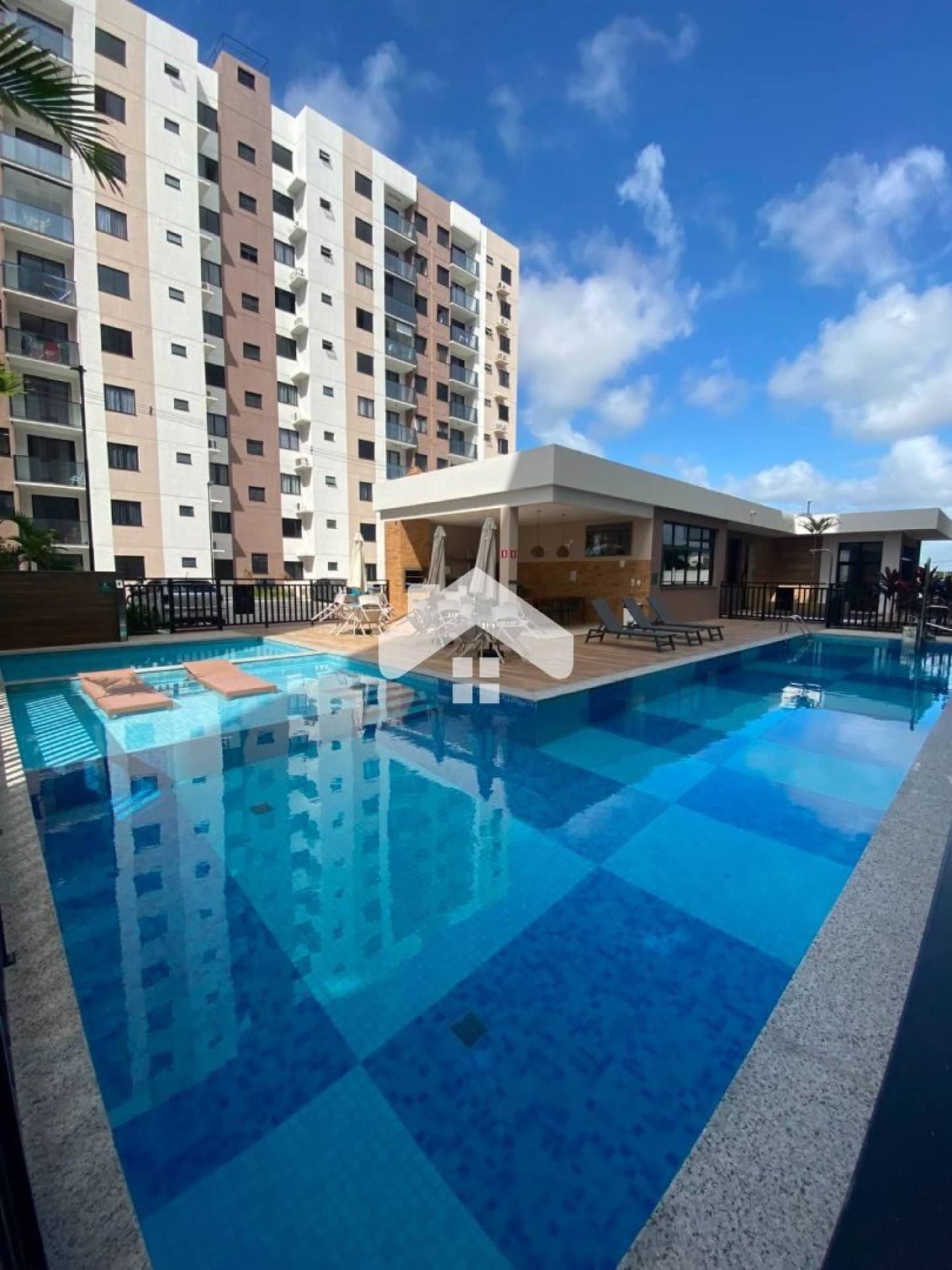 Apartamento no Lunar, 2/4, 1 suíte, 1 vaga (Condomínio incluso) – Aruana.