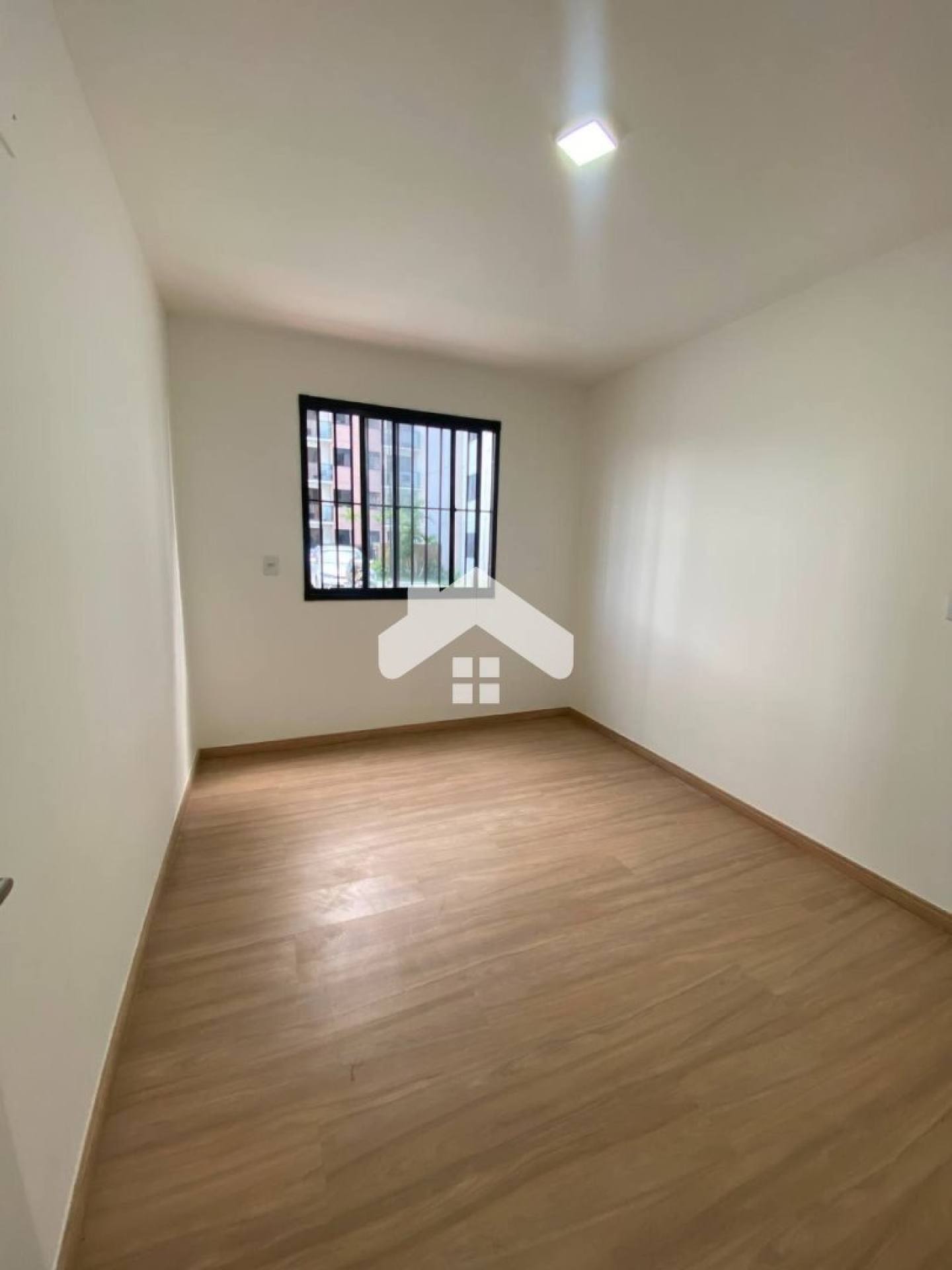 Apartamento no Lunar, 2/4, 1 suíte, 1 vaga (Condomínio incluso) – Aruana.