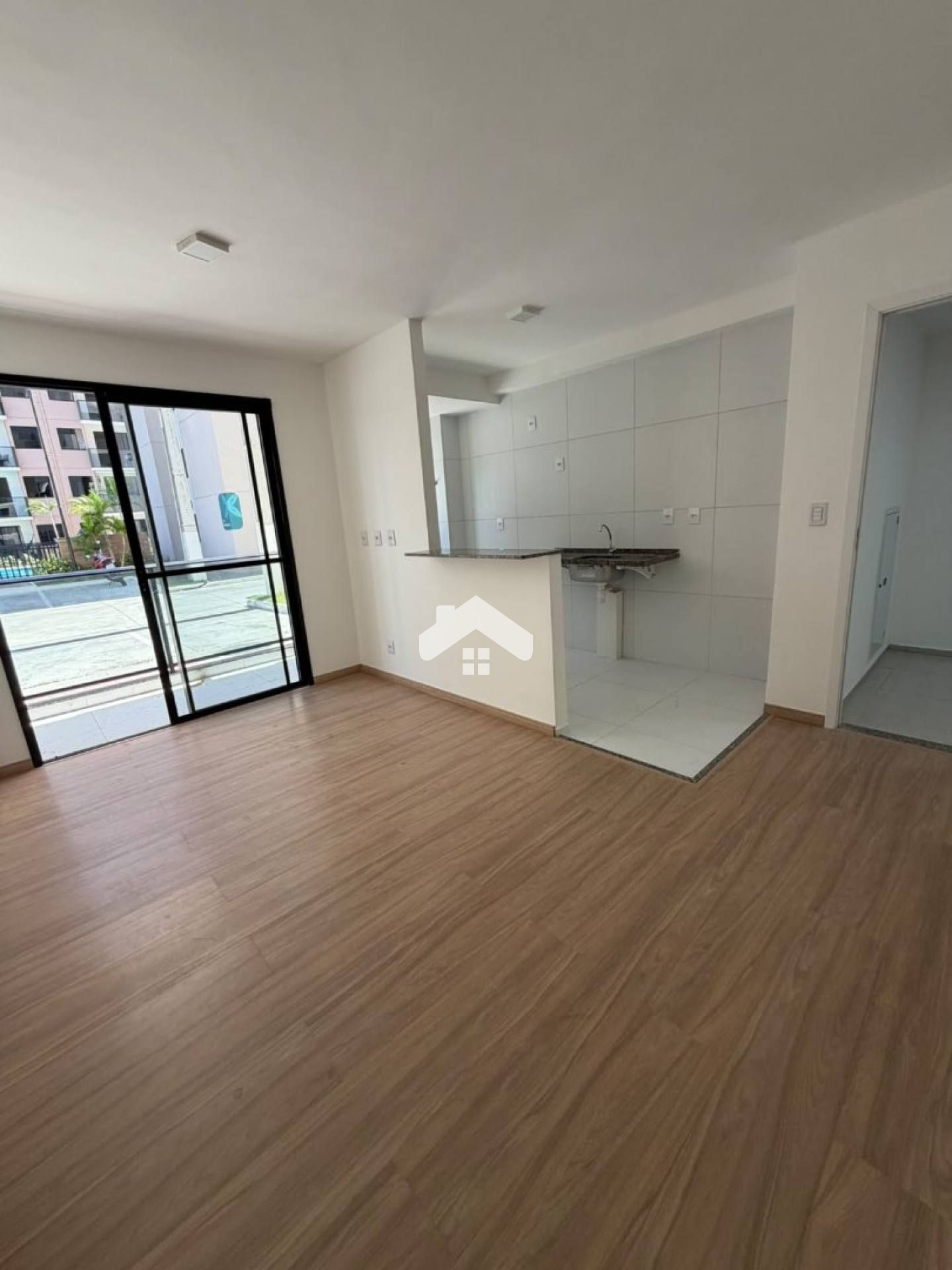 Apartamento no Lunar, 2/4, 1 suíte, 1 vaga (Condomínio incluso) – Aruana.