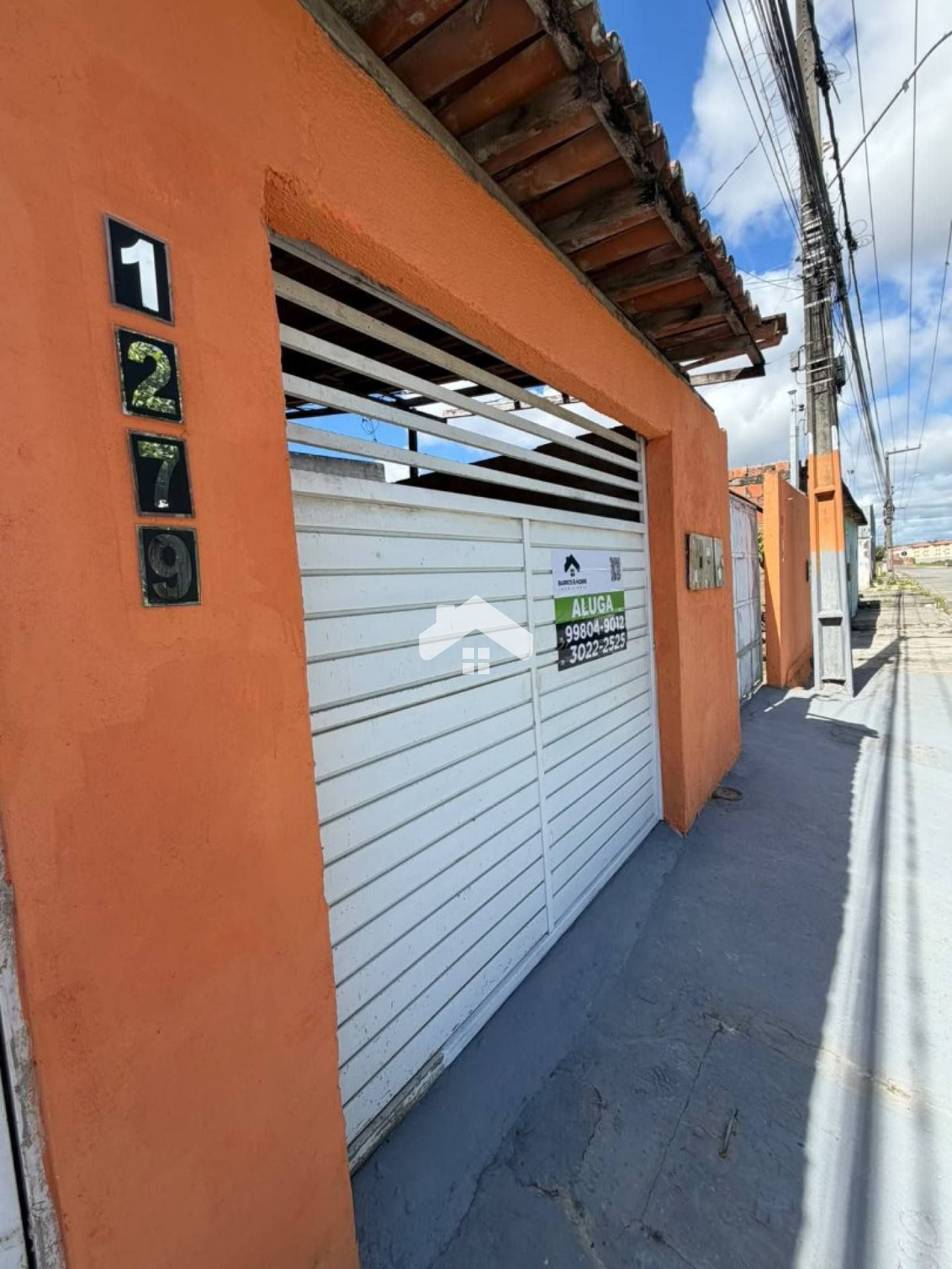 Casa com 2/4, 1 banheiro, 1 vaga, área de serviço - Marivan