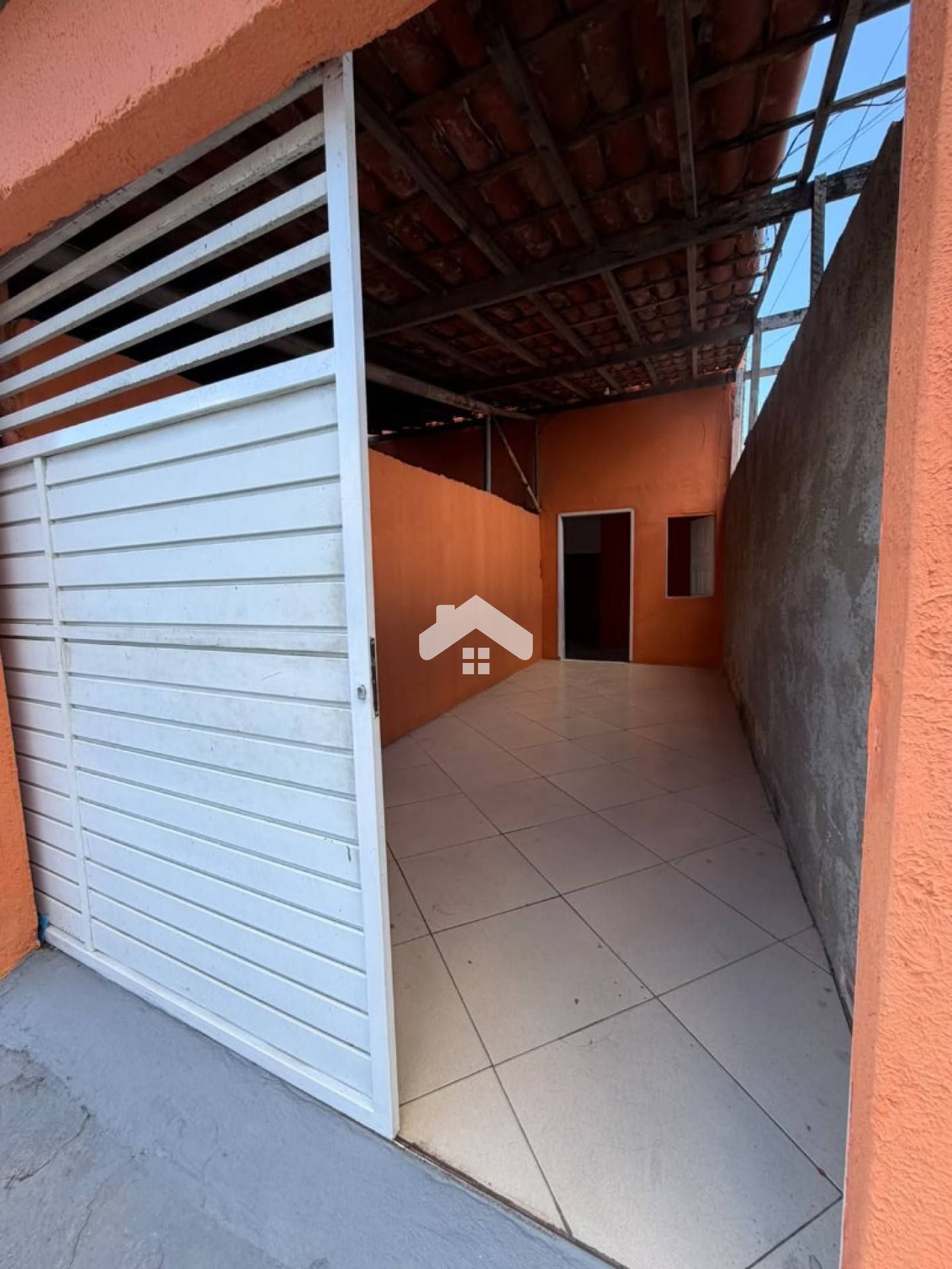 Casa com 2/4, 1 banheiro, 1 vaga, área de serviço - Marivan