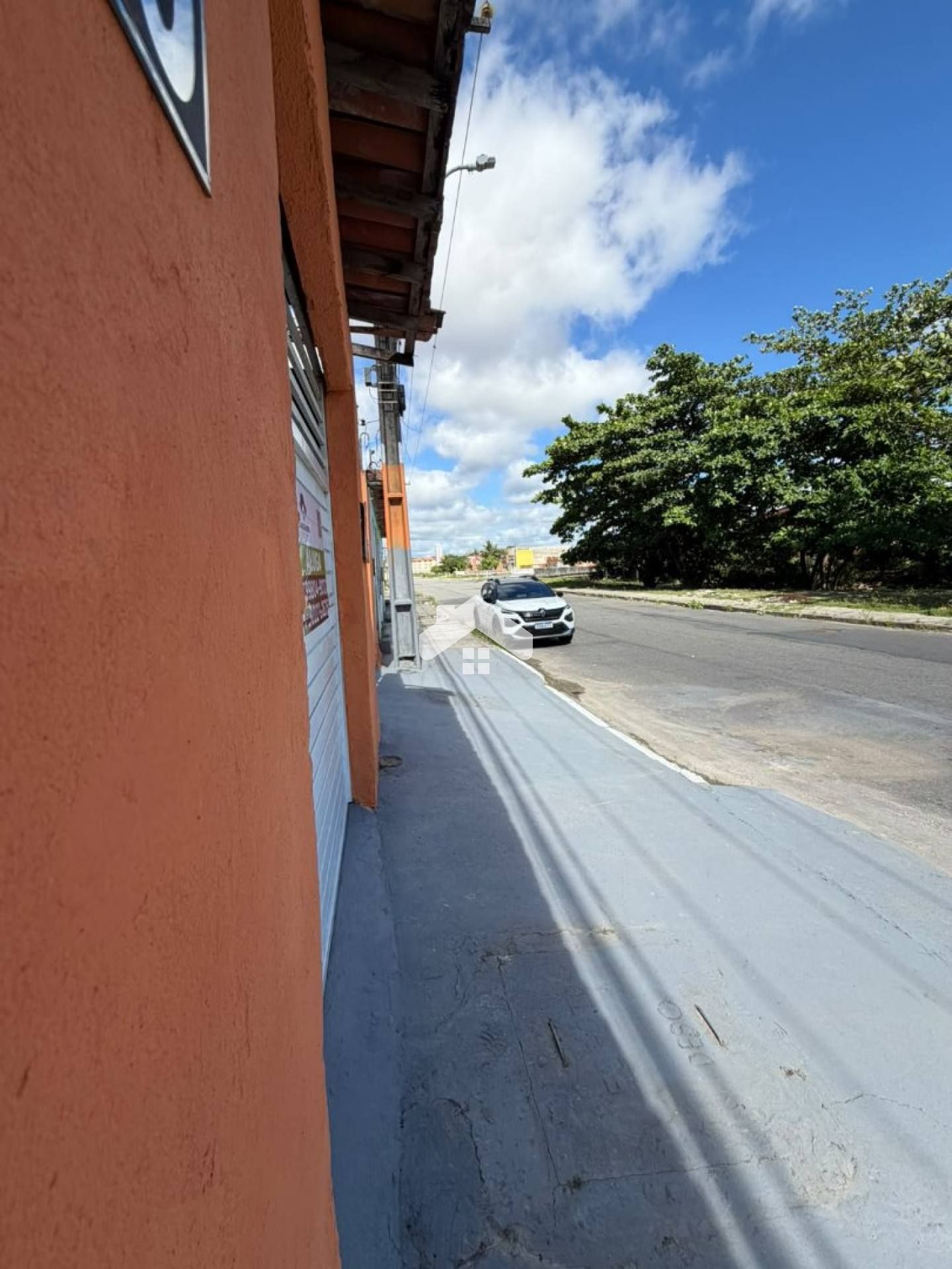 Casa com 2/4, 1 banheiro, 1 vaga, área de serviço - Marivan