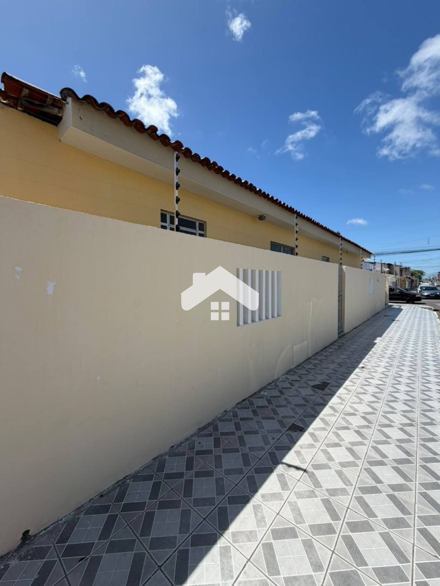 Casa com 2/4, 1 suíte, quintal, área de serviço - Siqueira Campos