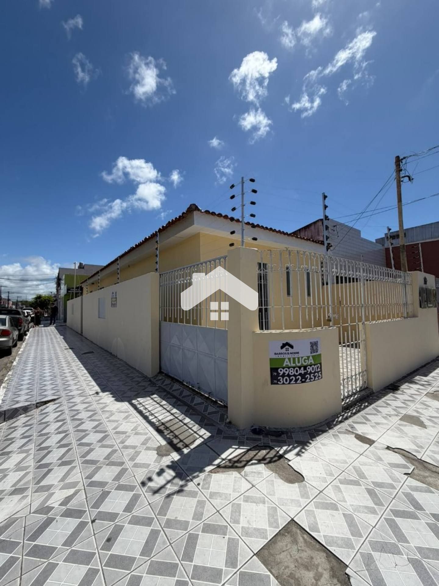 Casa com 2/4, 1 suíte, quintal, área de serviço - Siqueira Campos