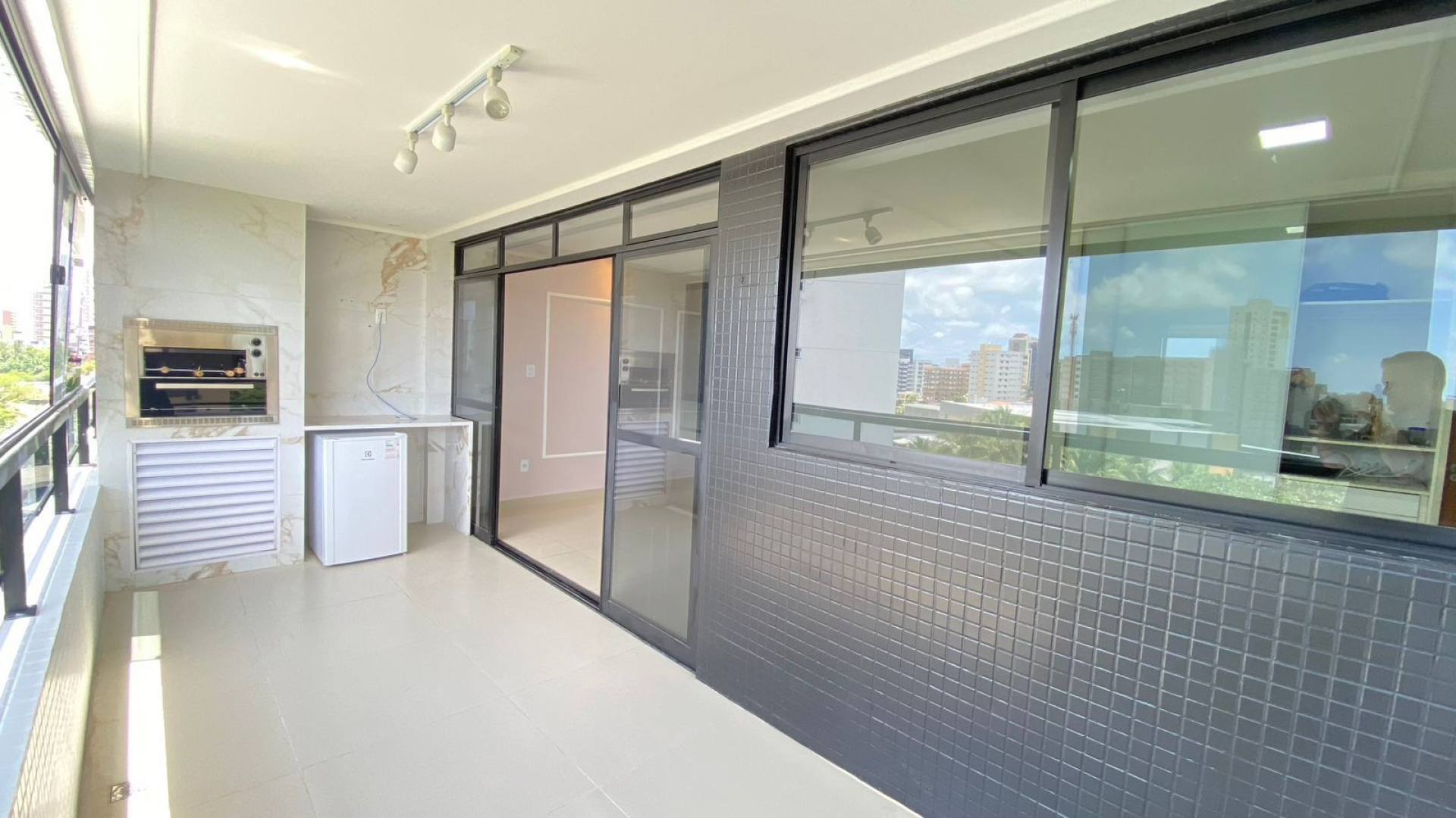 Apartamento com varanda/sacada gourmet com vista para o mar a 450m da praia no Jardim Oceania