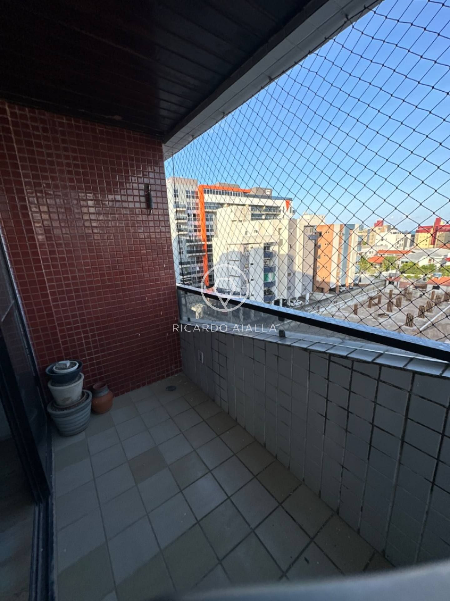 APARTAMENTO NO JARDIM OCEANIA A 240 METROS DA PRAIA
