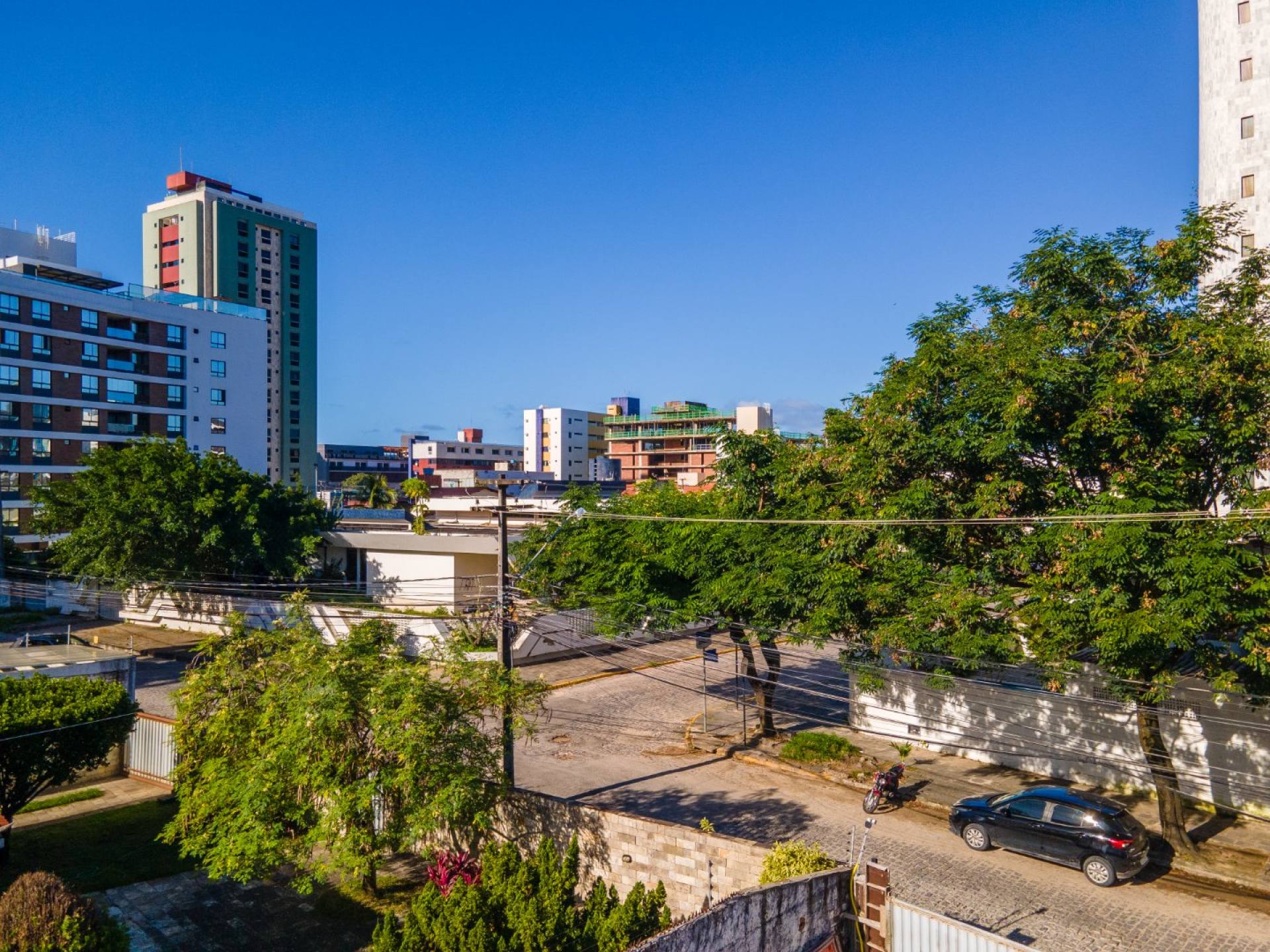 Apartamentos com varanda nas proximidades do Parque Parahyba II e 435m da praia do Bessa