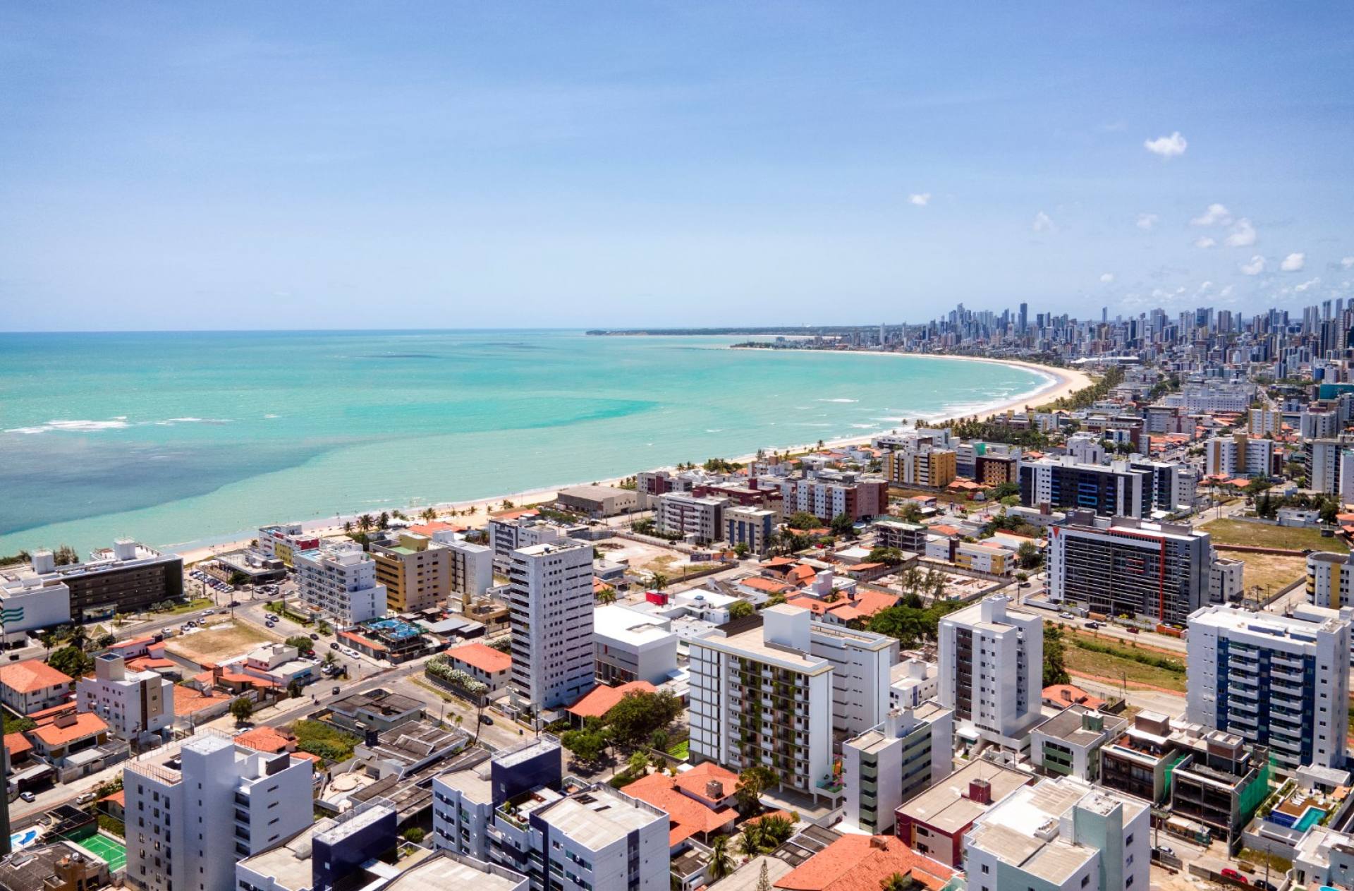 Apartamentos com varanda nas proximidades do Parque Parahyba II e 435m da praia do Bessa