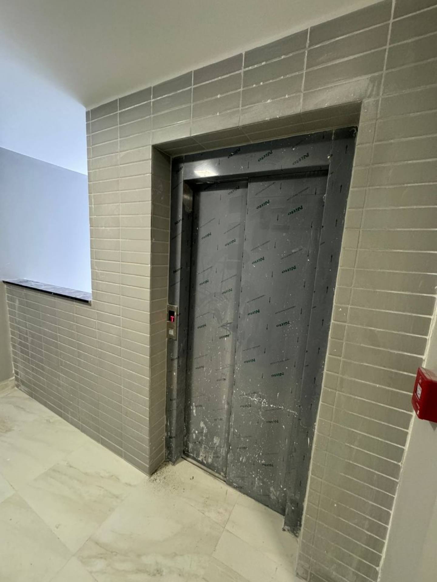 Apartamentos com varanda gourmet nas proximidades de supermercado, restaurantes e da praia do Bessa