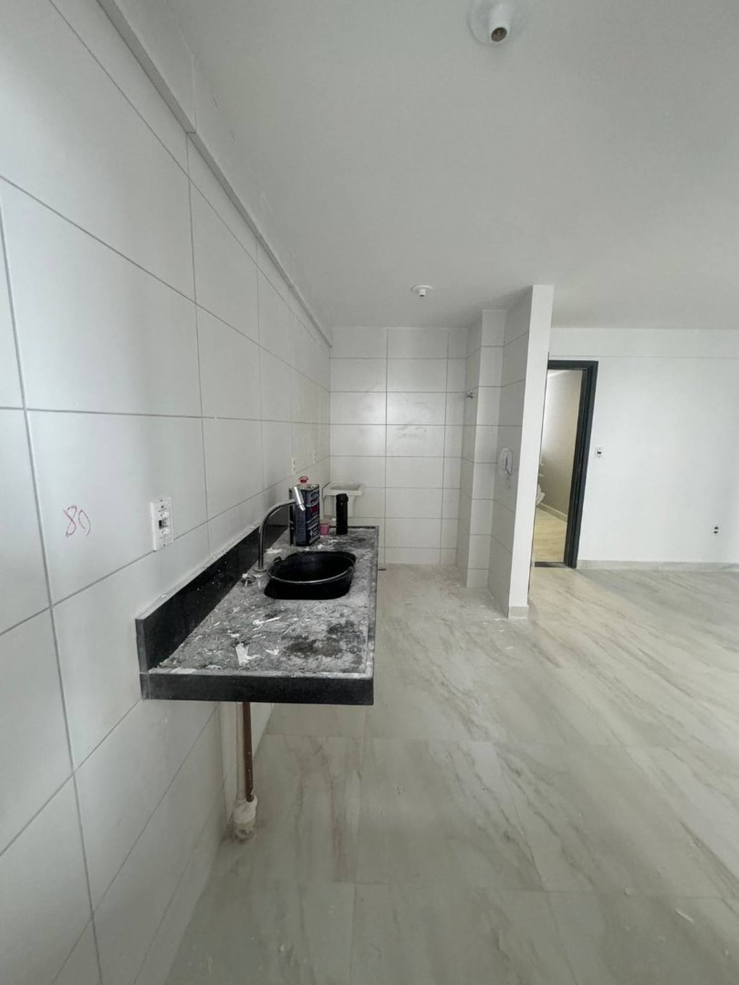 Apartamentos com varanda gourmet nas proximidades de supermercado, restaurantes e da praia do Bessa