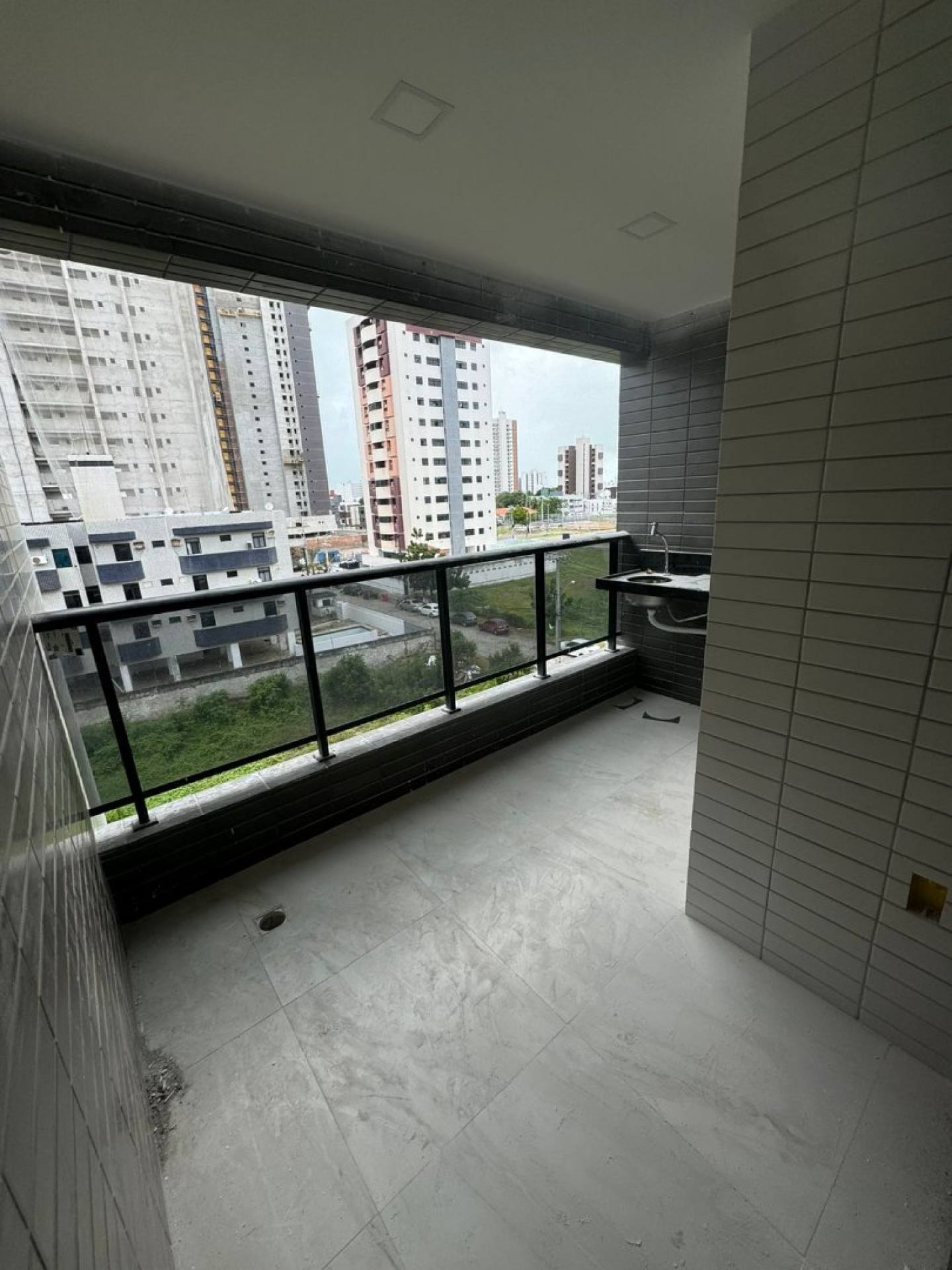Apartamentos com varanda gourmet nas proximidades de supermercado, restaurantes e da praia do Bessa