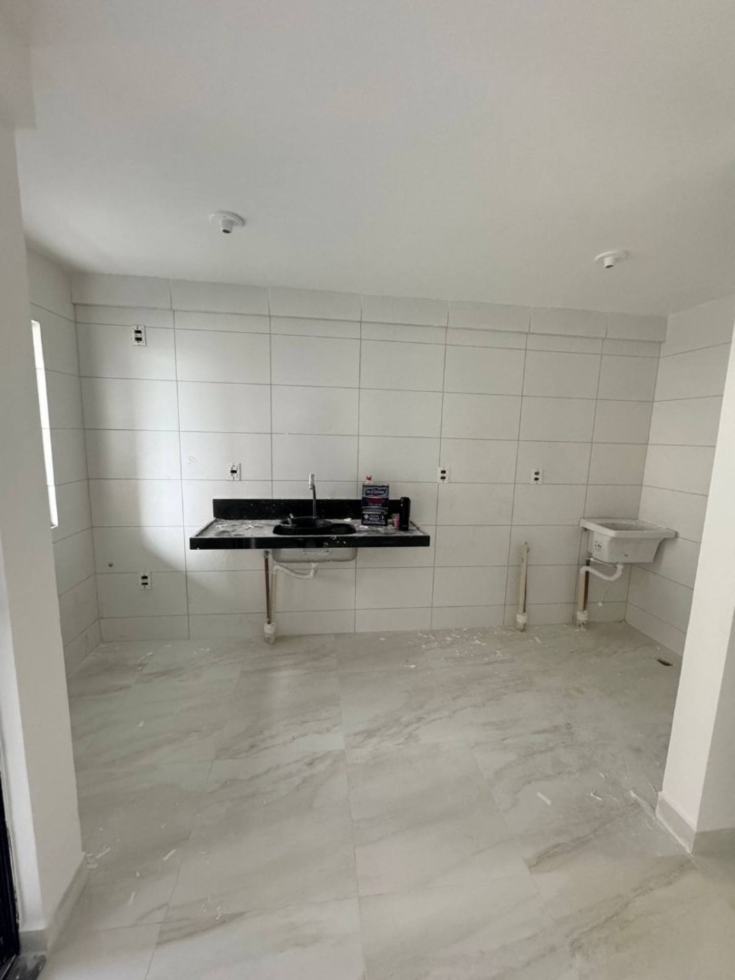 Apartamentos com varanda gourmet nas proximidades de supermercado, restaurantes e da praia do Bessa