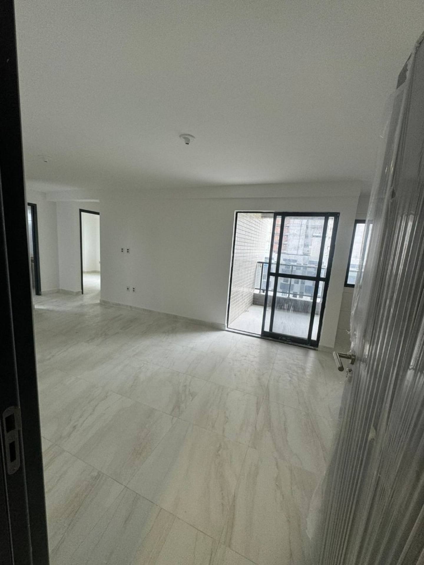 Apartamentos com varanda gourmet nas proximidades de supermercado, restaurantes e da praia do Bessa