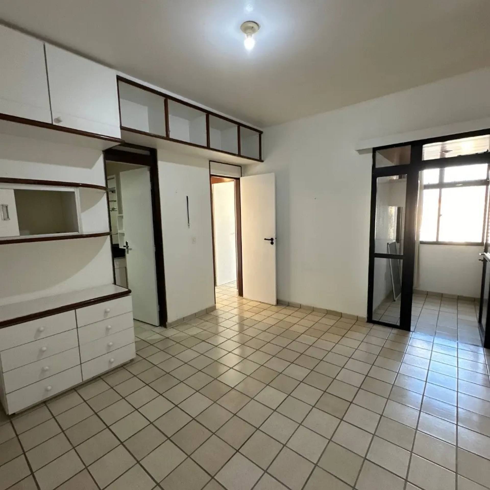 Amplo apartamento na posição nascente, localizado no coração de Manaíra