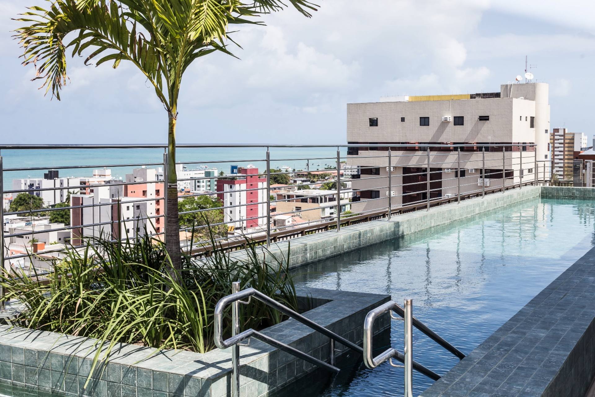 Apartamento com 3 quartos a 300 metros da praia de Manaíra