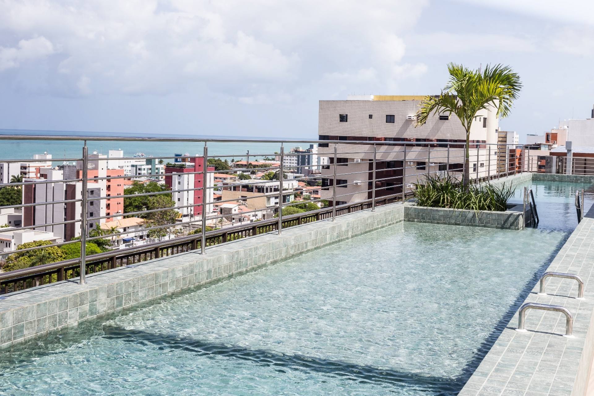Apartamento com 3 quartos a 300 metros da praia de Manaíra