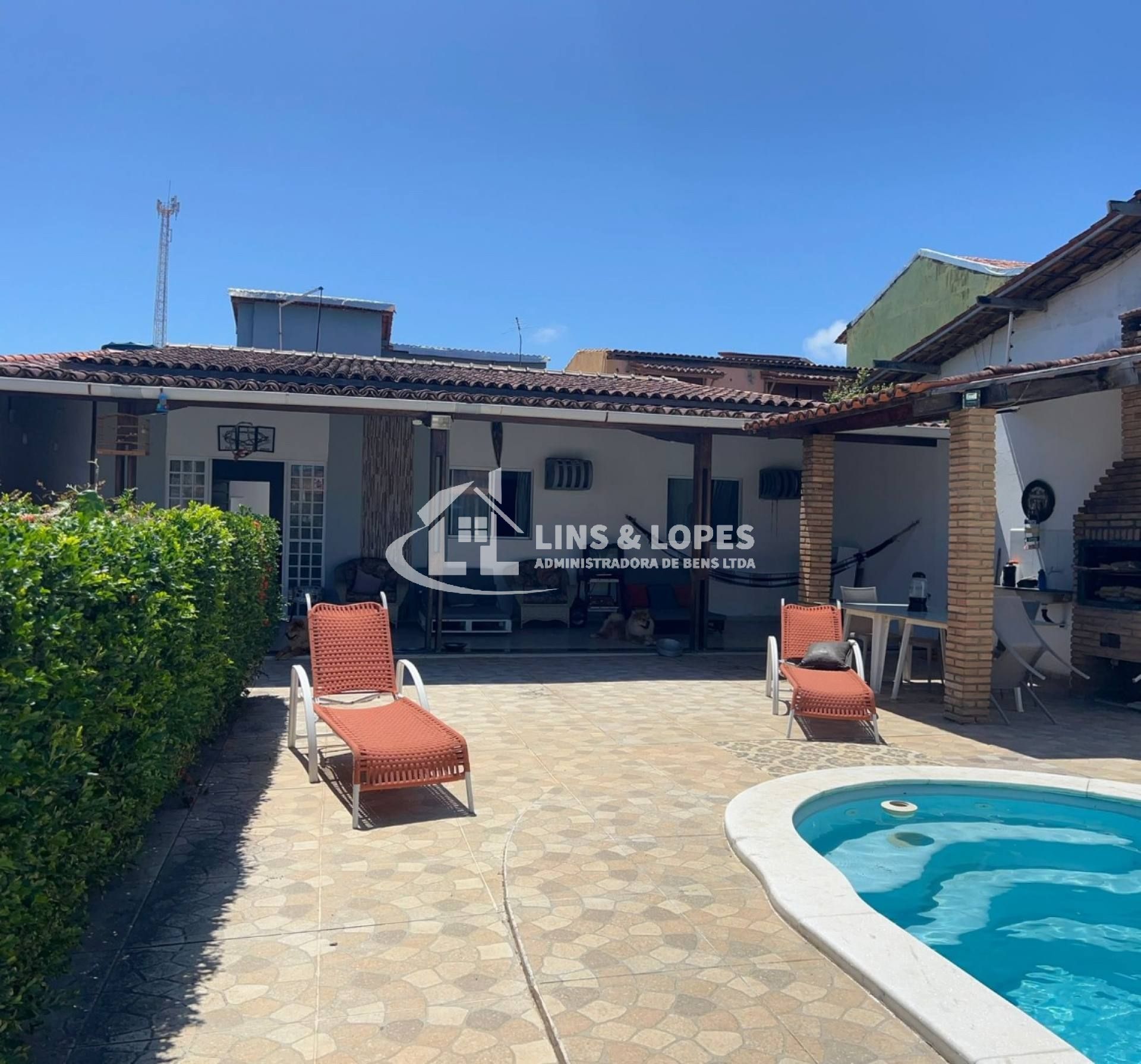 Casa com porteira fechada no Francês