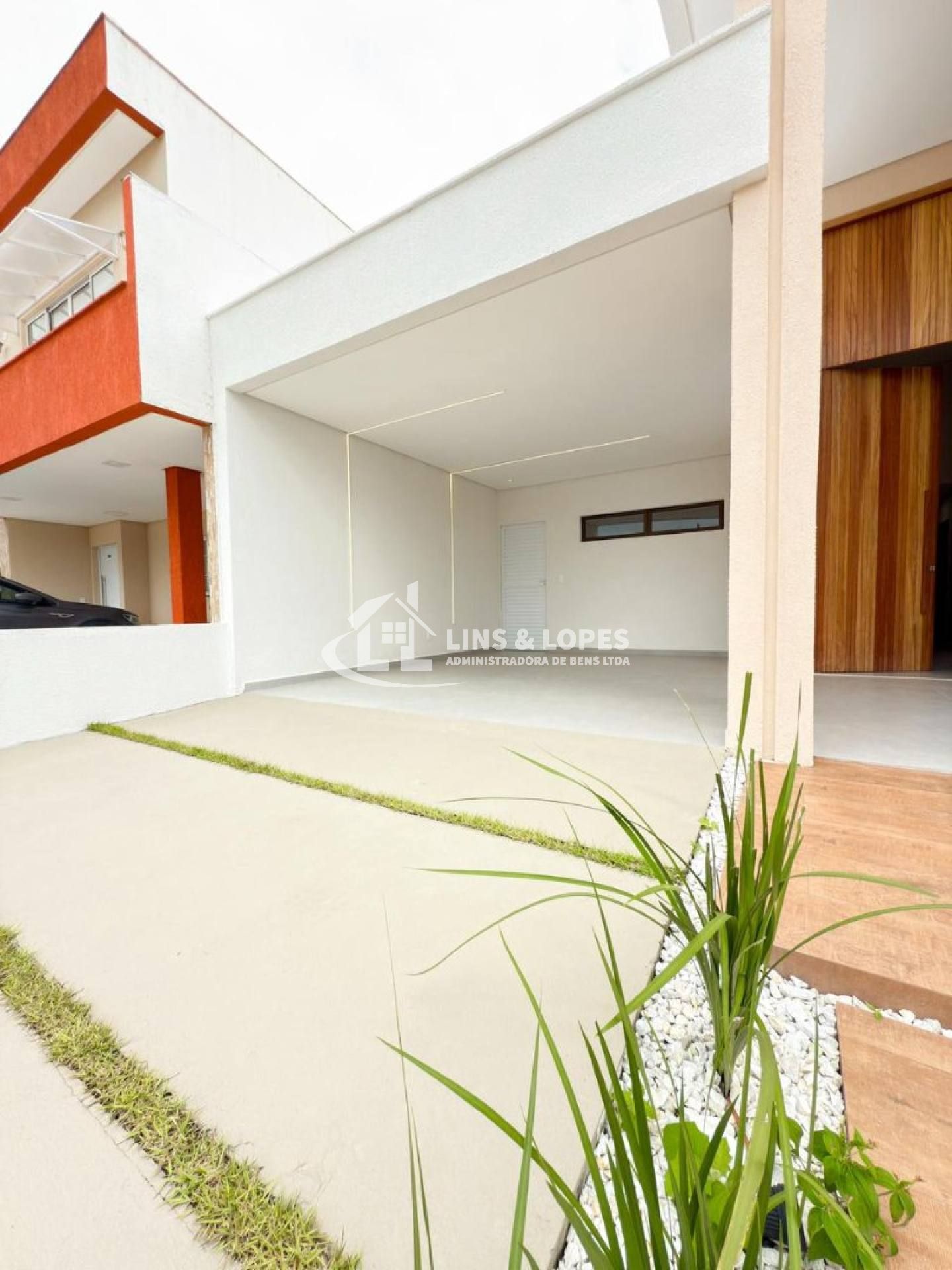 Linda casa no condomínio com porteira fechada