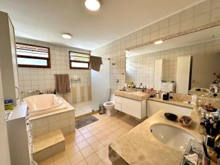 Casa ampla e reformada com 3 suítes, piscina e área gourmet completa – 500m² de terreno