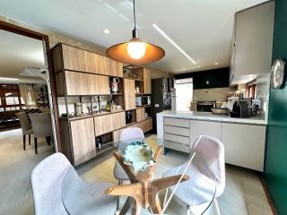 Casa ampla e reformada com 3 suítes, piscina e área gourmet completa – 500m² de terreno