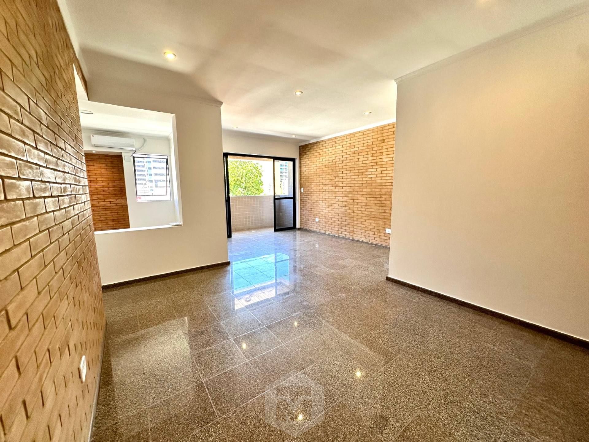 Apartamento reformado 3 quartos, ventilado e com excelente planta