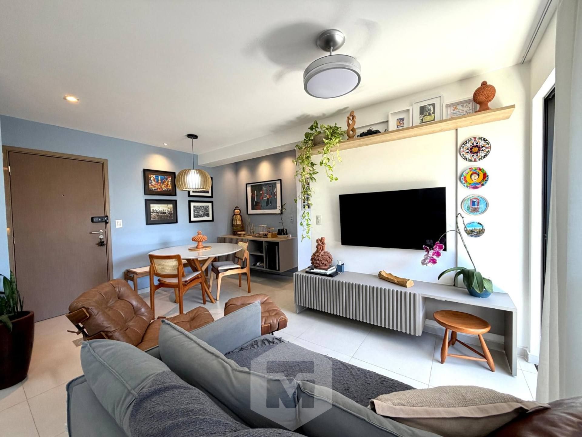 Apartamento mobiliado, nascente, com 2 quartos e 2 vagas