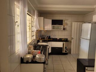 VENDE-SE:  Sobrado. próximo ao H.U.- Londrina-Pr